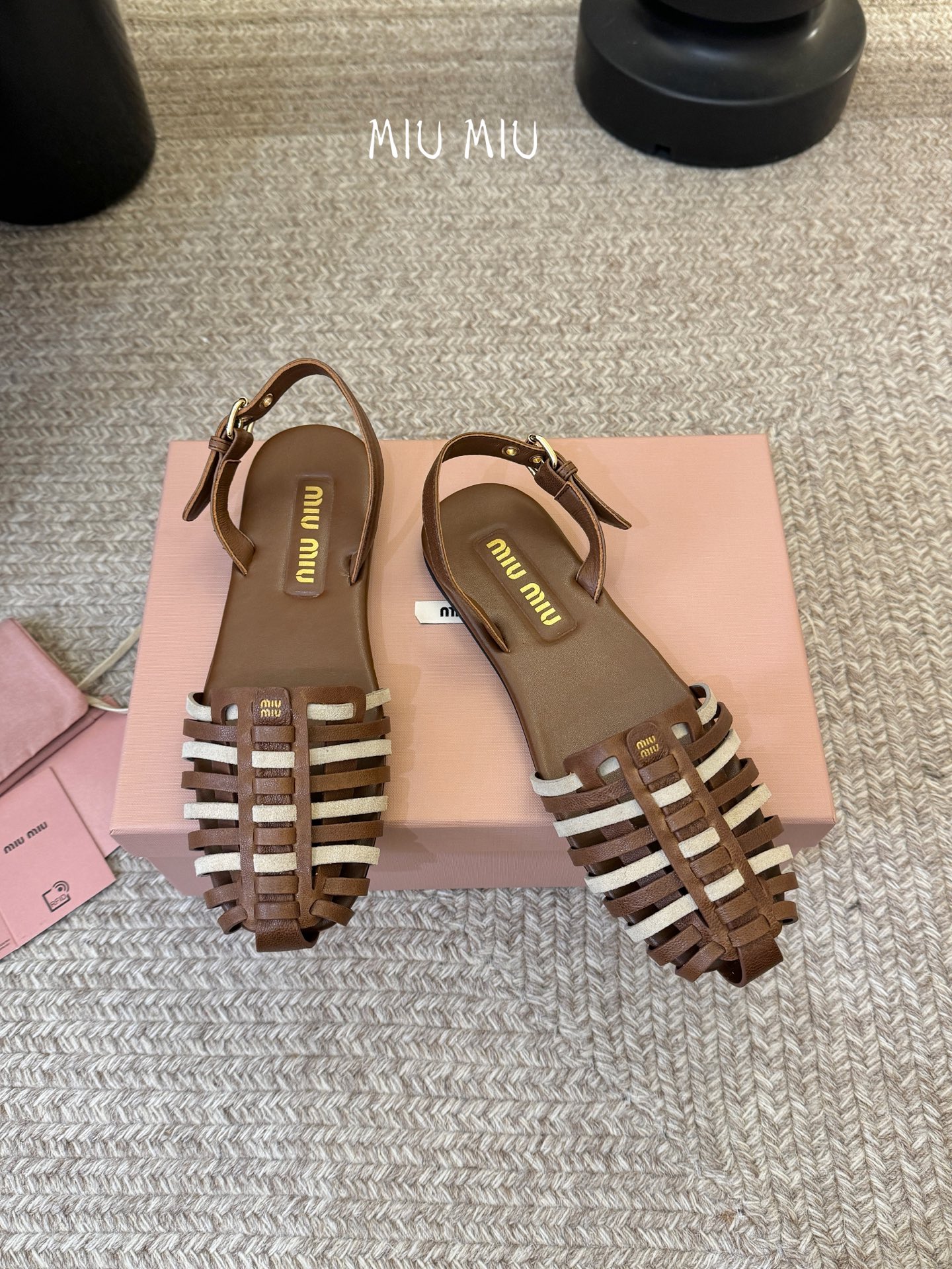 miumiu缪缪编织凉鞋鞋面：植鞣羊皮内里：羊皮鞋底：原版大底码数：35-39 （40可定做不退换）