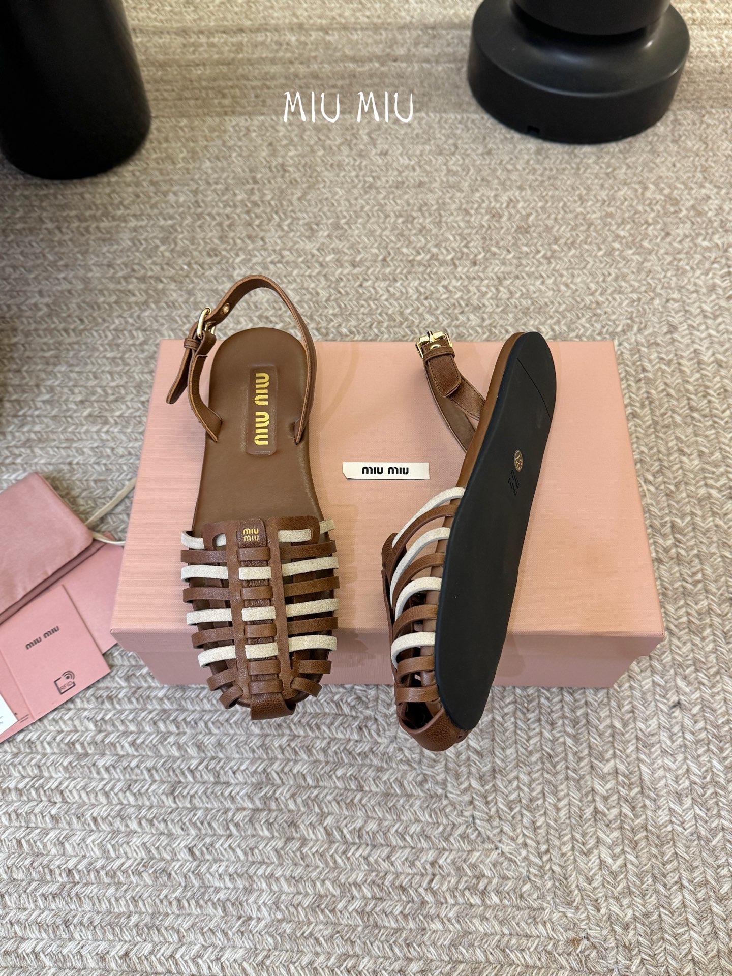 miumiu缪缪编织凉鞋鞋面：植鞣羊皮内里：羊皮鞋底：原版大底码数：35-39 （40可定做不退换）