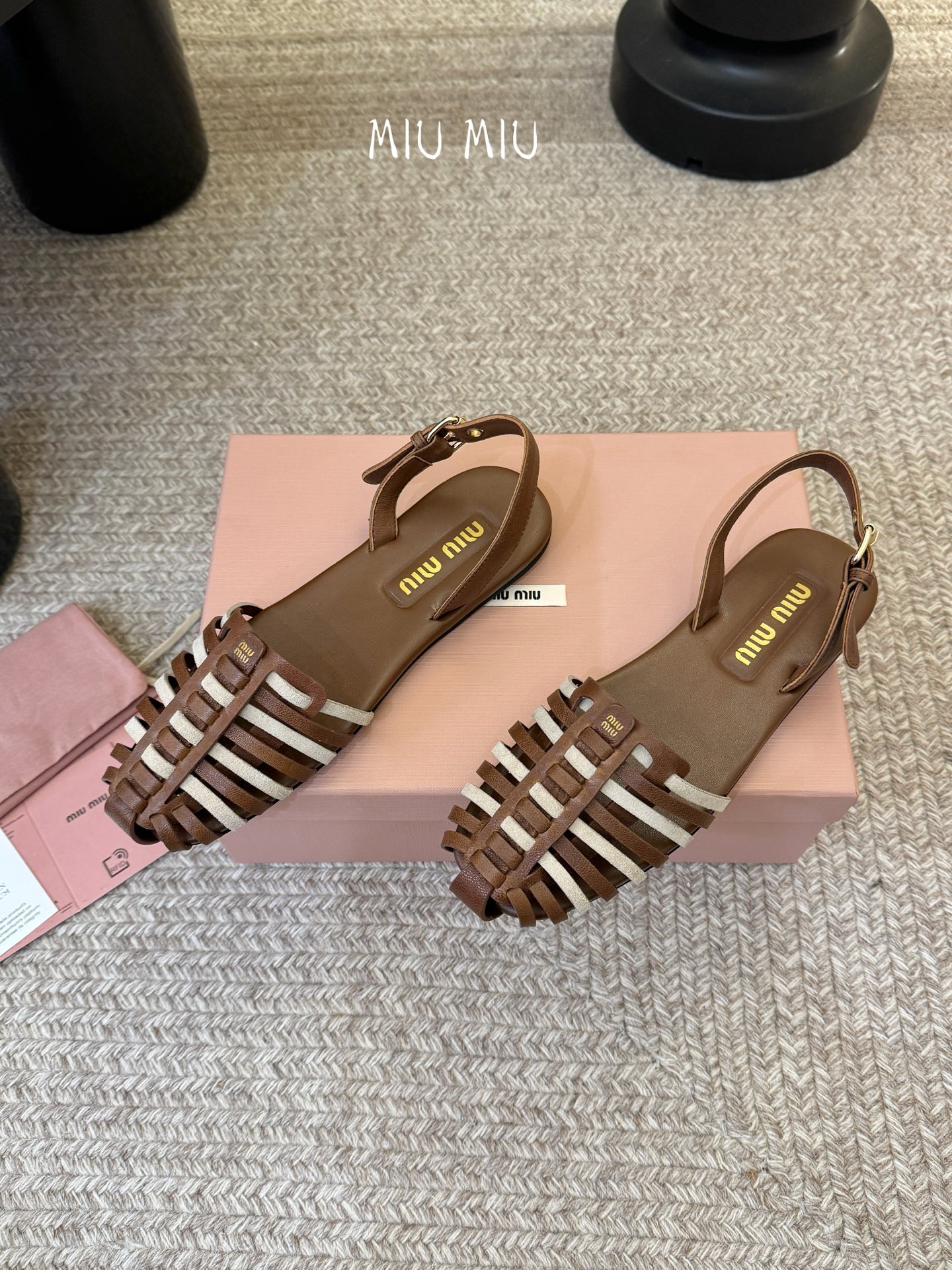 miumiu缪缪编织凉鞋鞋面：植鞣羊皮内里：羊皮鞋底：原版大底码数：35-39 （40可定做不退换）