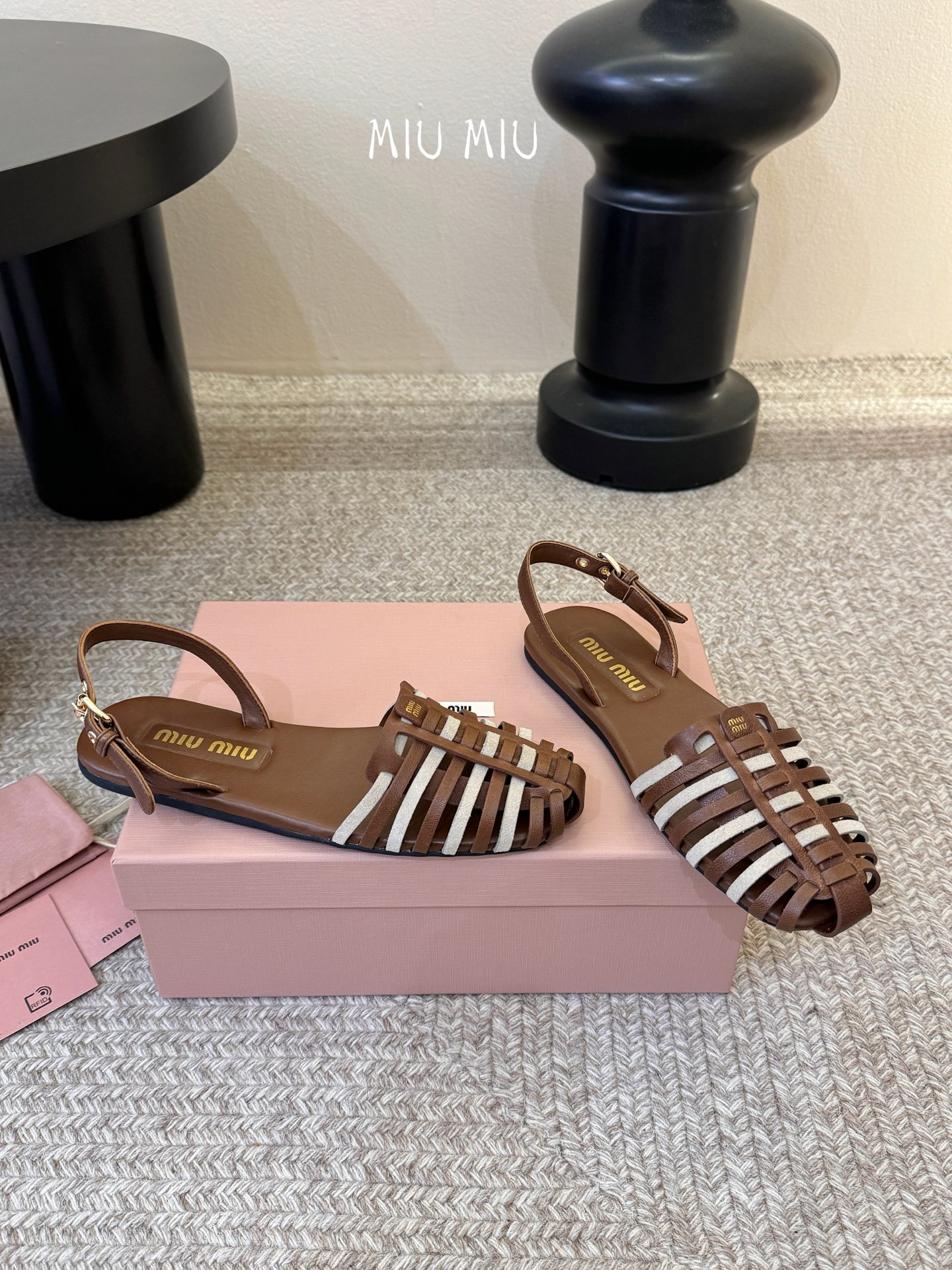 miumiu缪缪编织凉鞋鞋面：植鞣羊皮内里：羊皮鞋底：原版大底码数：35-39 （40可定做不退换）