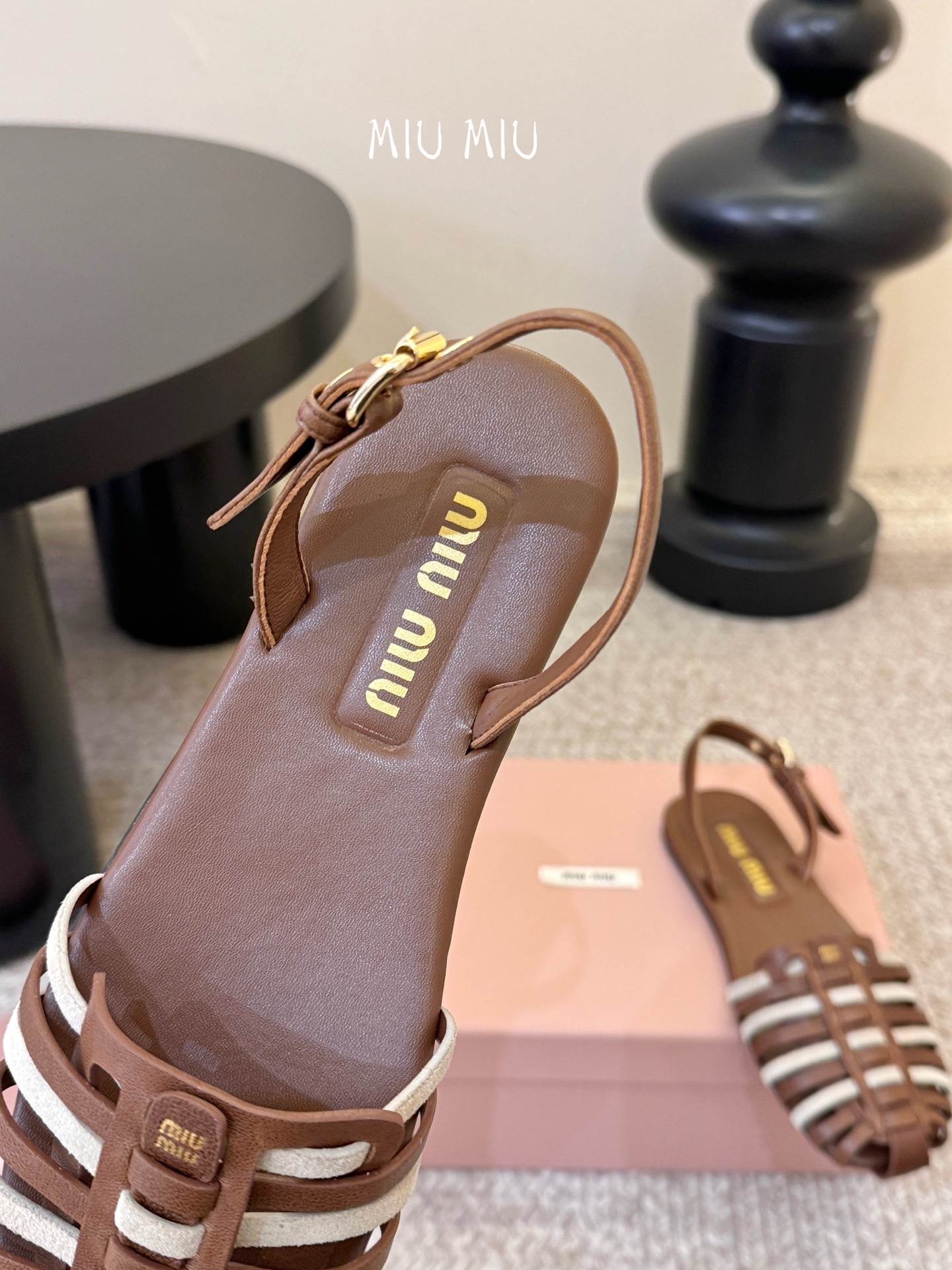 miumiu缪缪编织凉鞋鞋面：植鞣羊皮内里：羊皮鞋底：原版大底码数：35-39 （40可定做不退换）