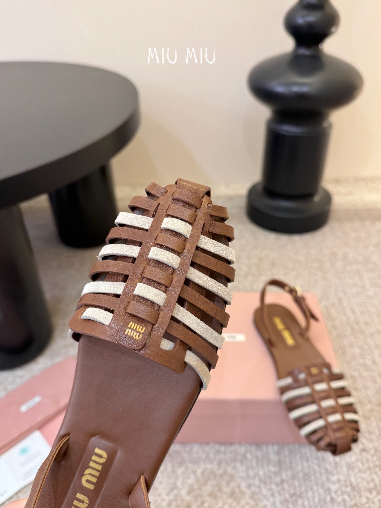 miumiu缪缪编织凉鞋鞋面：植鞣羊皮内里：羊皮鞋底：原版大底码数：35-39 （40可定做不退换）