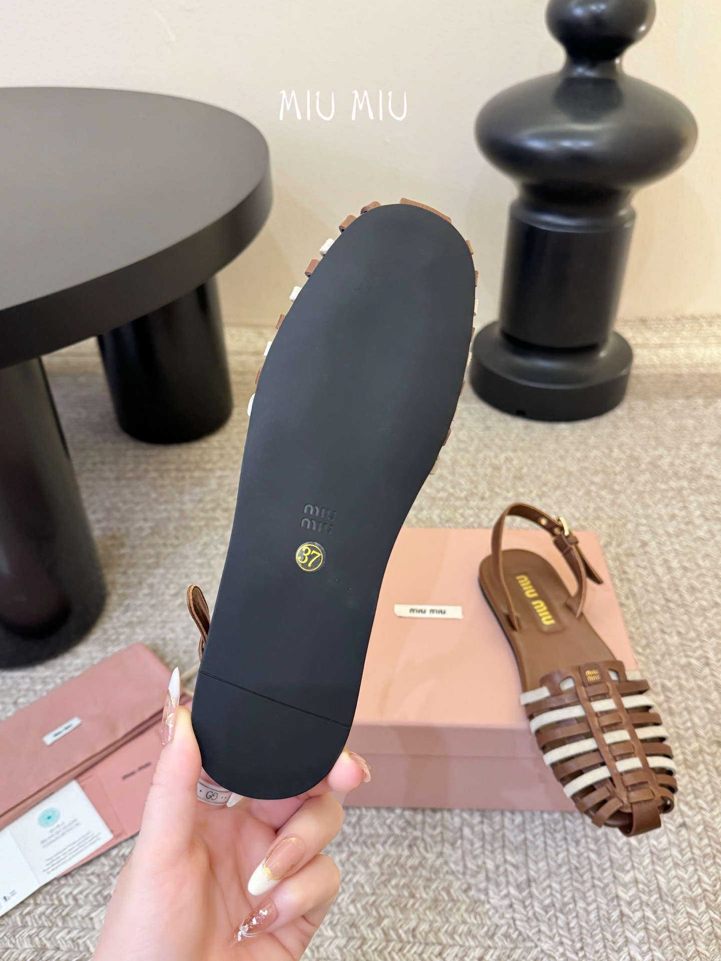 miumiu缪缪编织凉鞋鞋面：植鞣羊皮内里：羊皮鞋底：原版大底码数：35-39 （40可定做不退换）