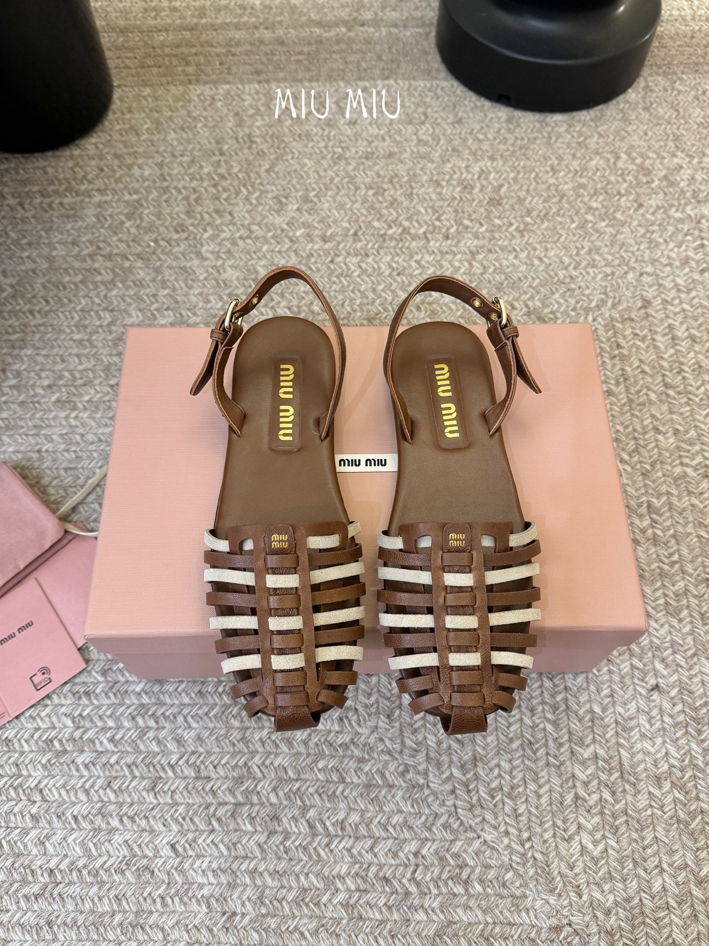 miumiu缪缪编织凉鞋鞋面：植鞣羊皮内里：羊皮鞋底：原版大底码数：35-39 （40可定做不退换）