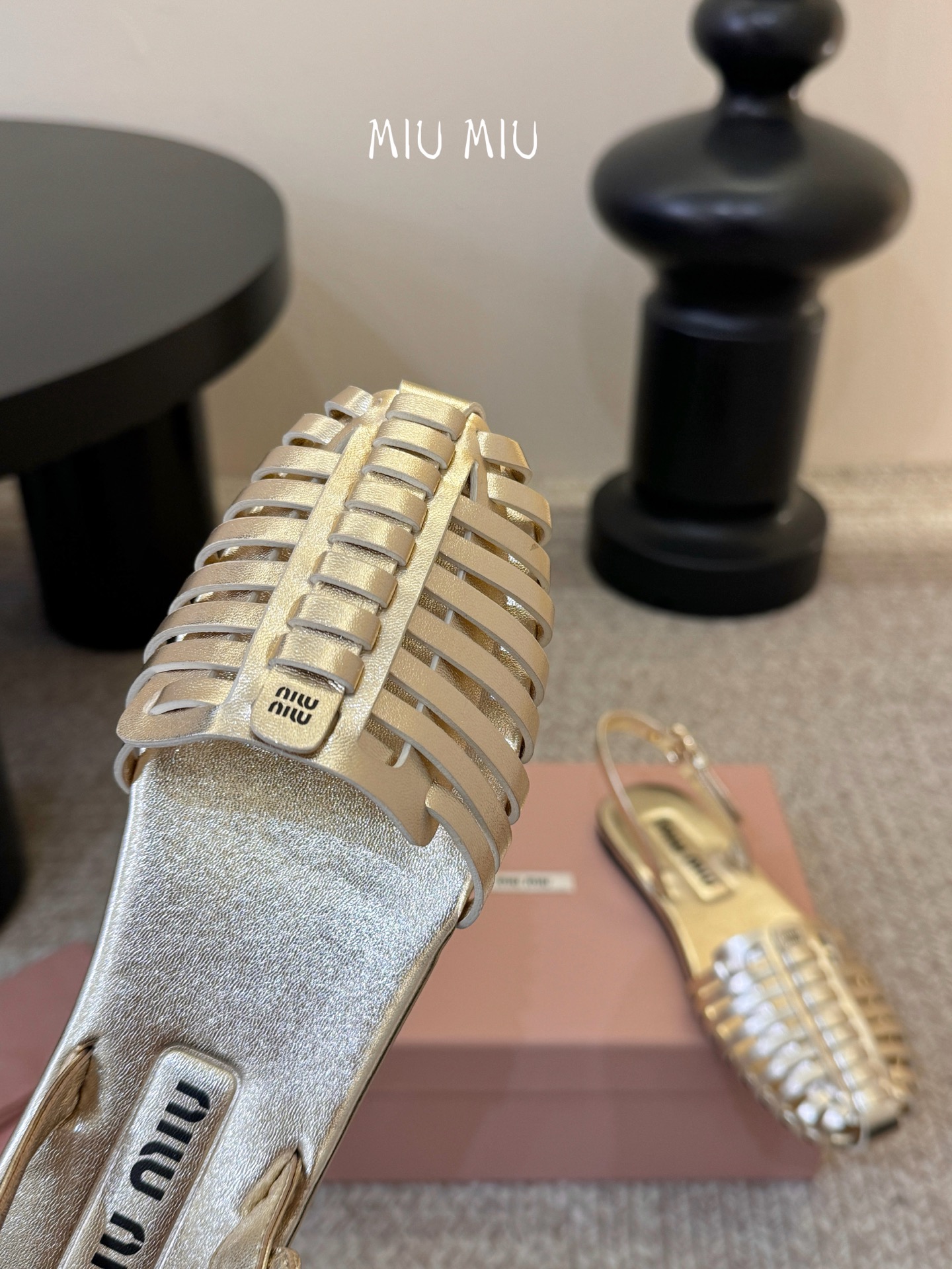 miumiu缪缪编织凉鞋鞋面：植鞣羊皮内里：羊皮鞋底：原版大底码数：35-39 （40可定做不退换）