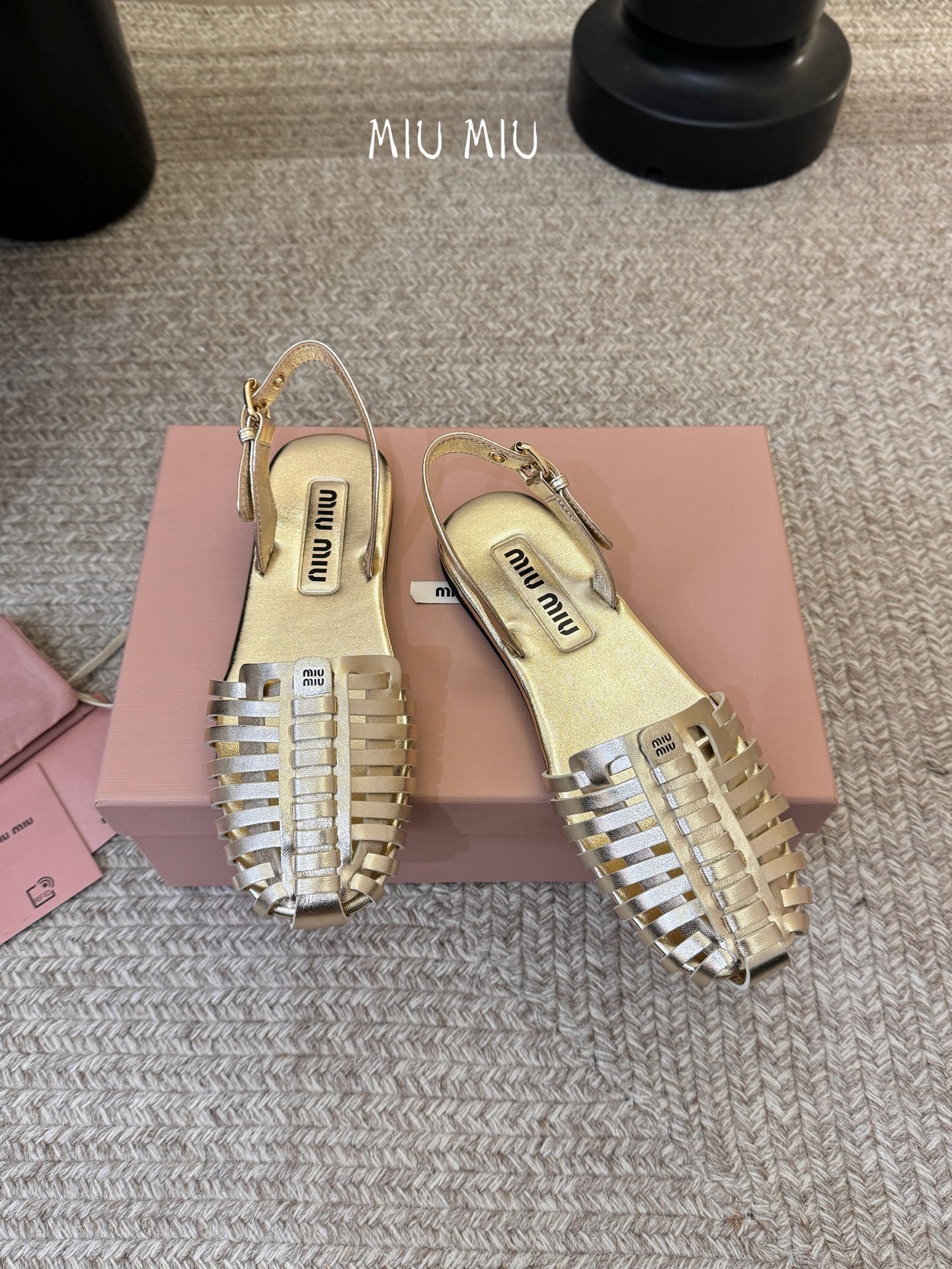 miumiu缪缪编织凉鞋鞋面：植鞣羊皮内里：羊皮鞋底：原版大底码数：35-39 （40可定做不退换）