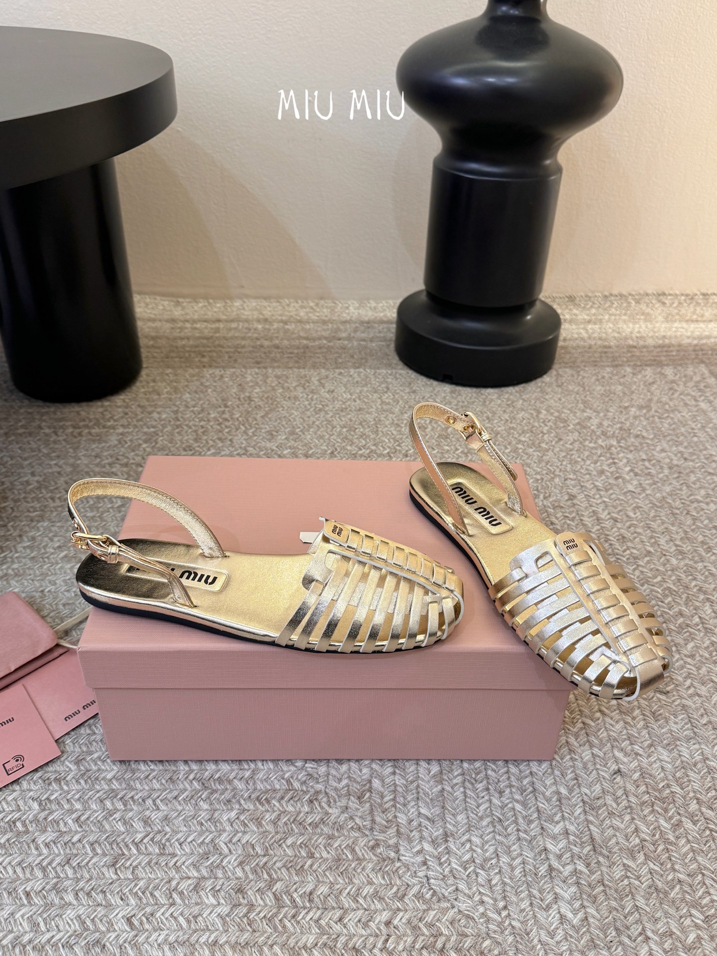 miumiu缪缪编织凉鞋鞋面：植鞣羊皮内里：羊皮鞋底：原版大底码数：35-39 （40可定做不退换）