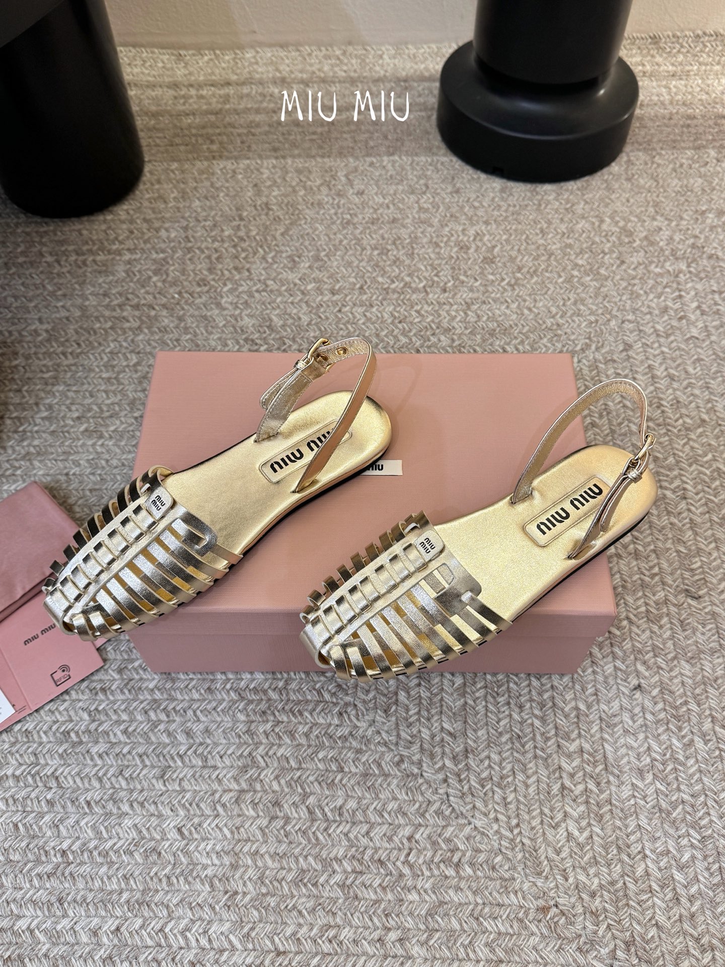 miumiu缪缪编织凉鞋鞋面：植鞣羊皮内里：羊皮鞋底：原版大底码数：35-39 （40可定做不退换）