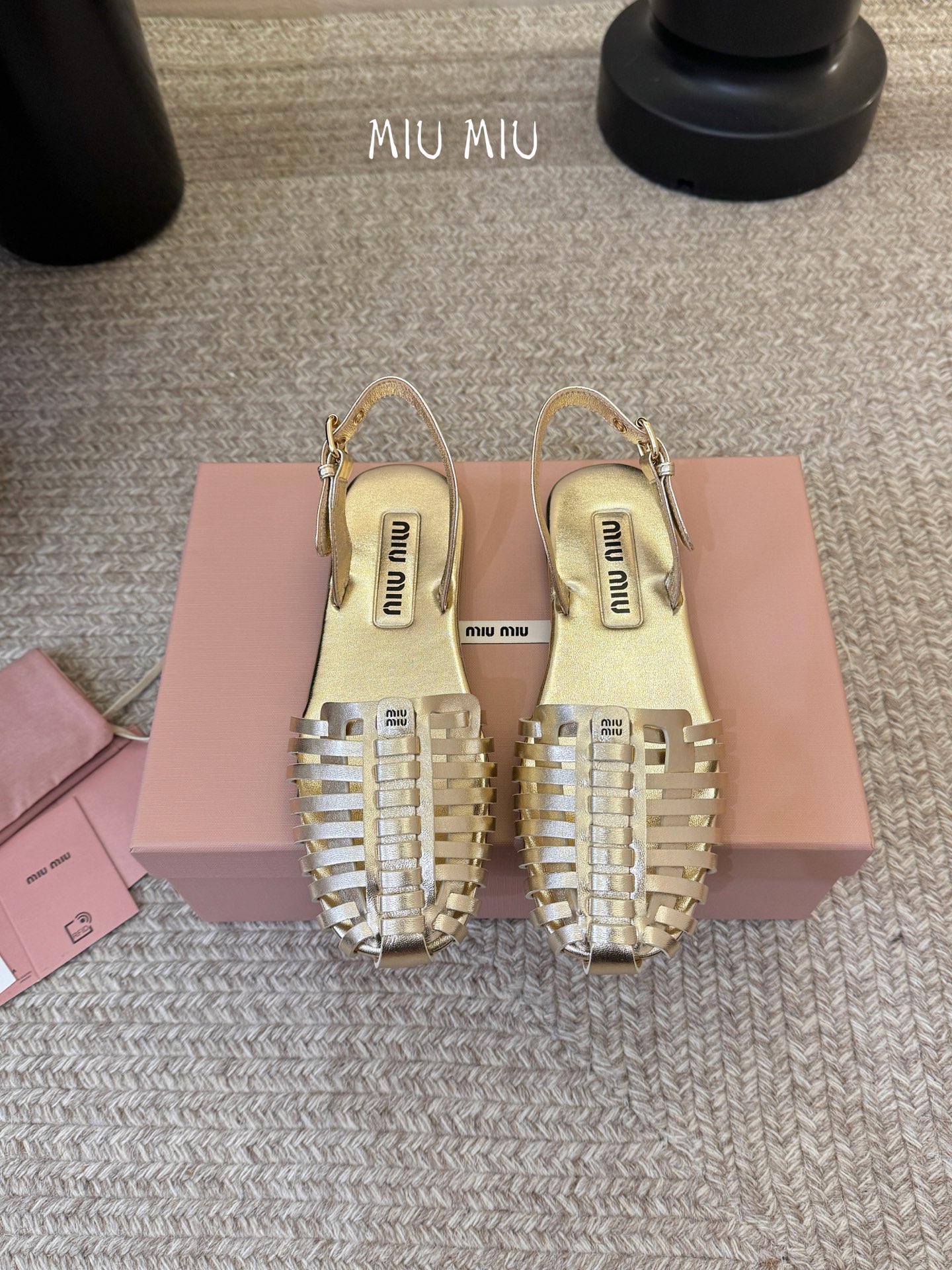 miumiu缪缪编织凉鞋鞋面：植鞣羊皮内里：羊皮鞋底：原版大底码数：35-39 （40可定做不退换）