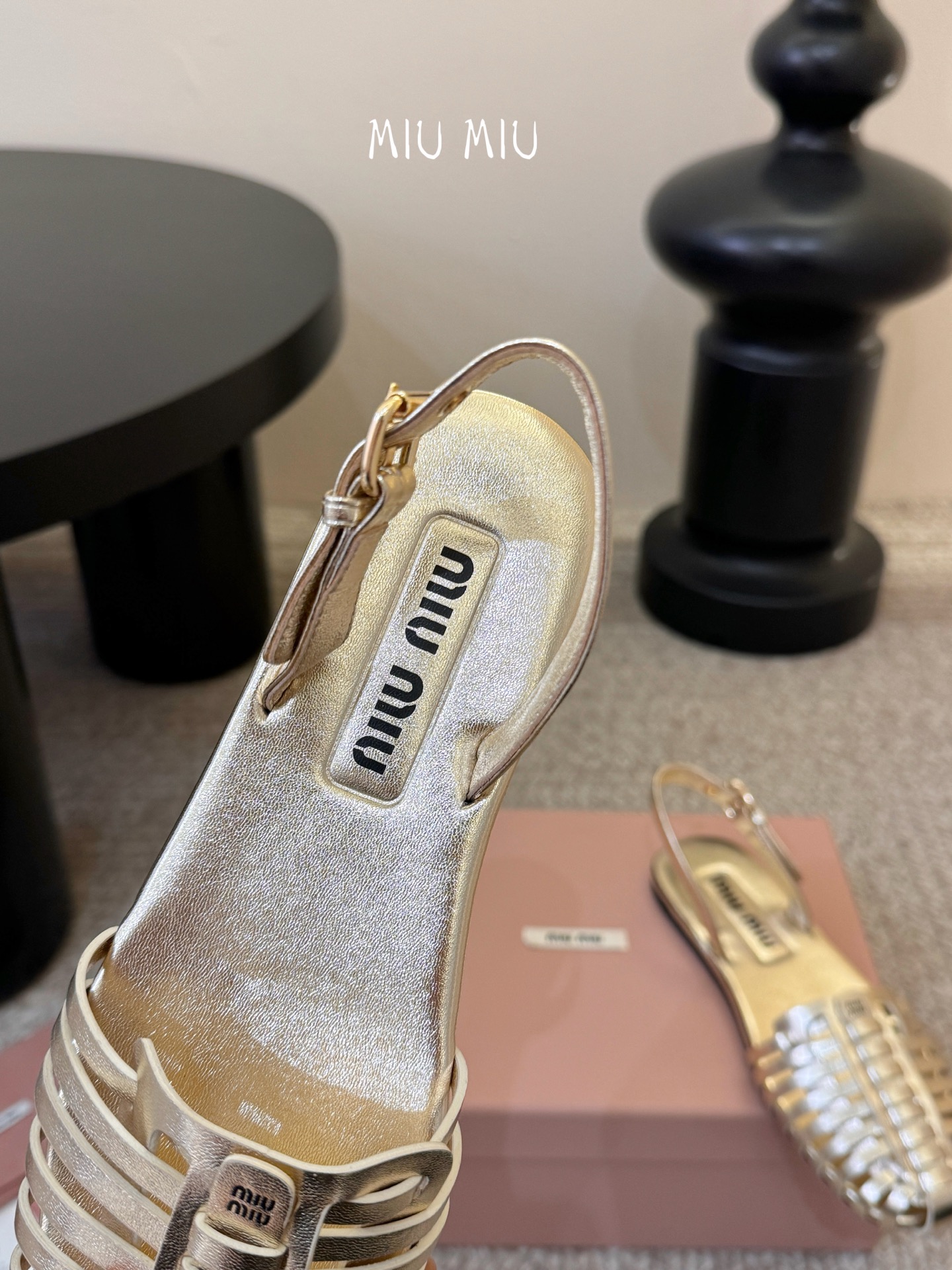 miumiu缪缪编织凉鞋鞋面：植鞣羊皮内里：羊皮鞋底：原版大底码数：35-39 （40可定做不退换）