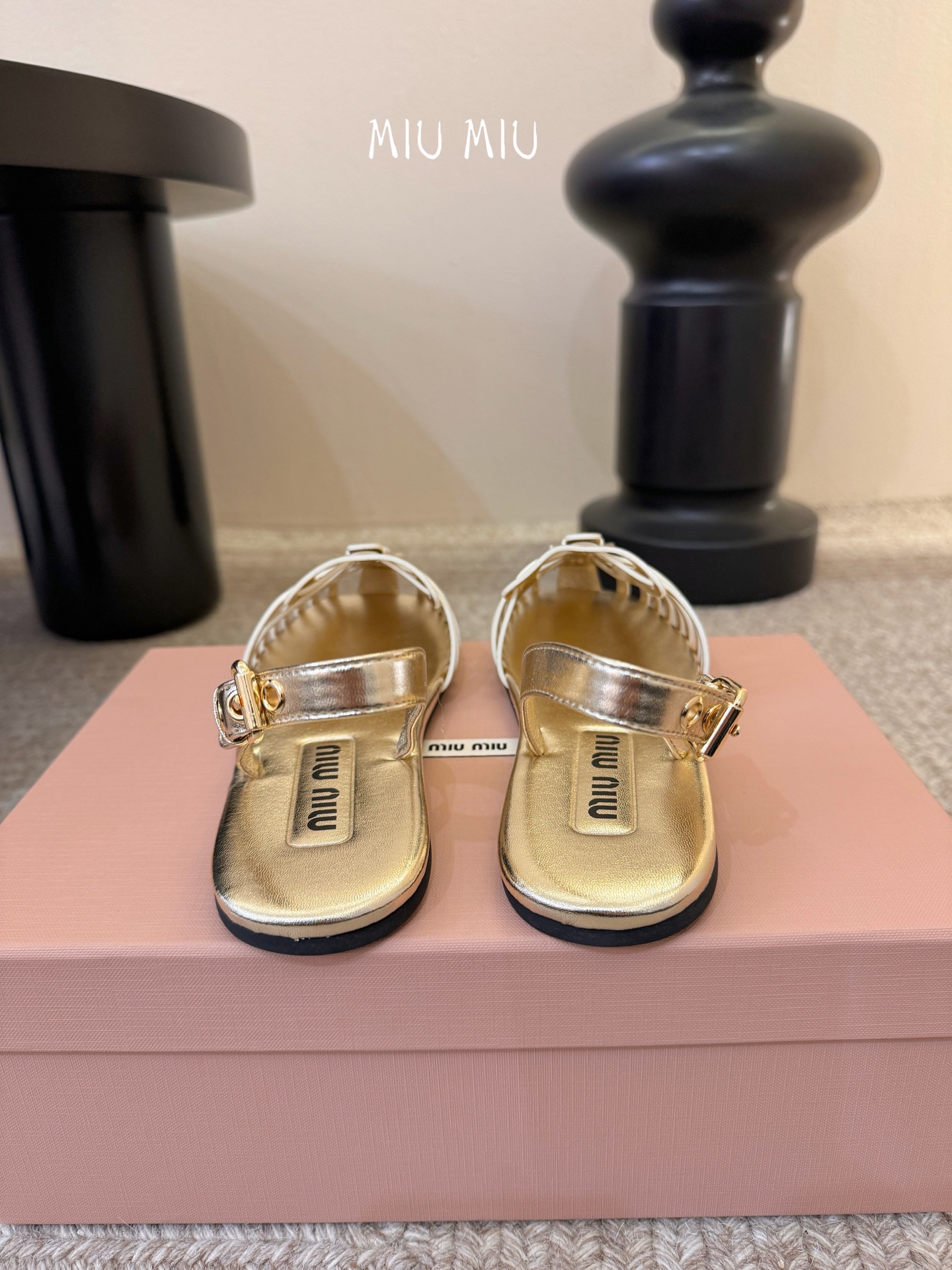 miumiu缪缪编织凉鞋鞋面：植鞣羊皮内里：羊皮鞋底：原版大底码数：35-39 （40可定做不退换）