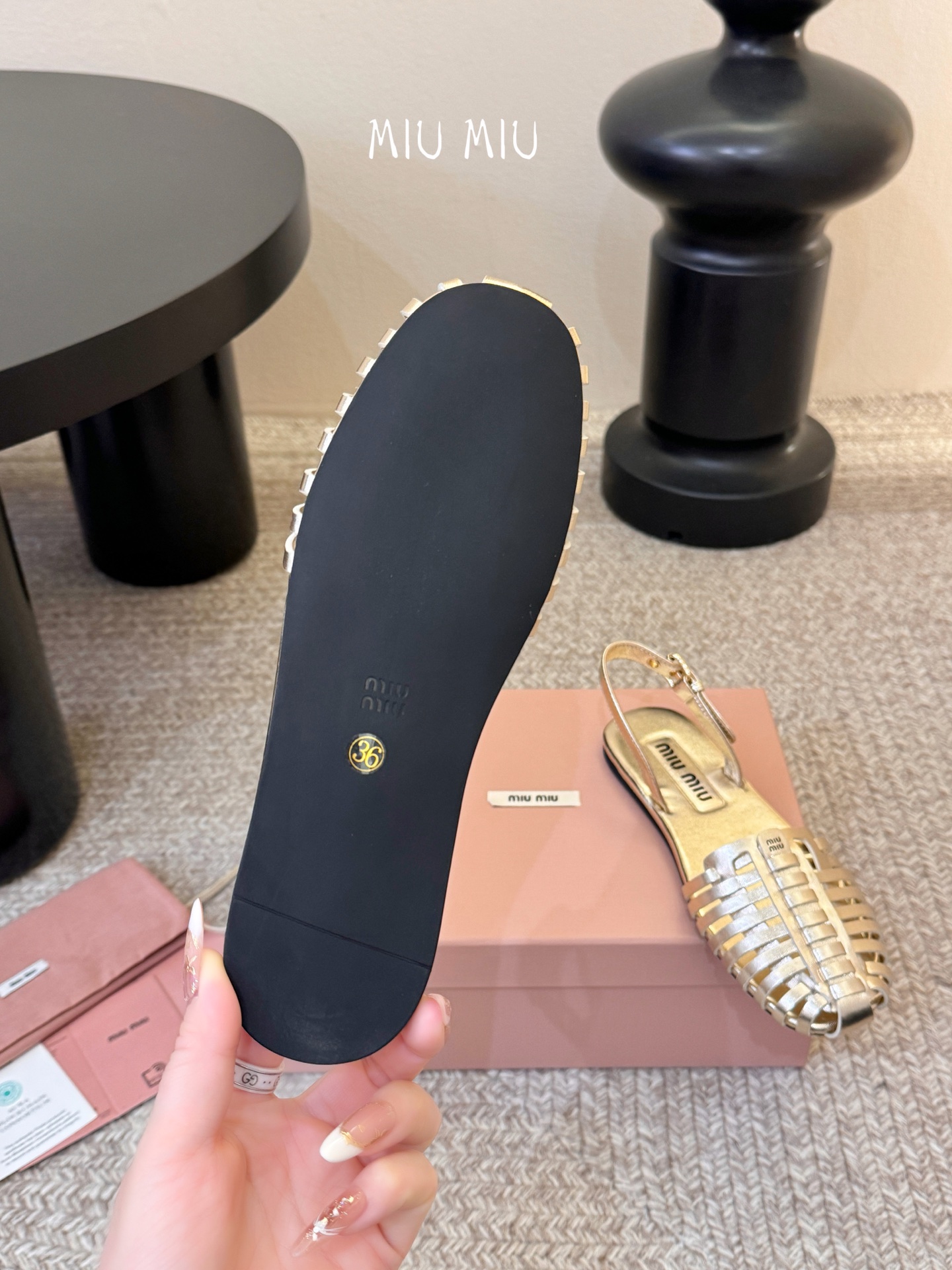 miumiu缪缪编织凉鞋鞋面：植鞣羊皮内里：羊皮鞋底：原版大底码数：35-39 （40可定做不退换）