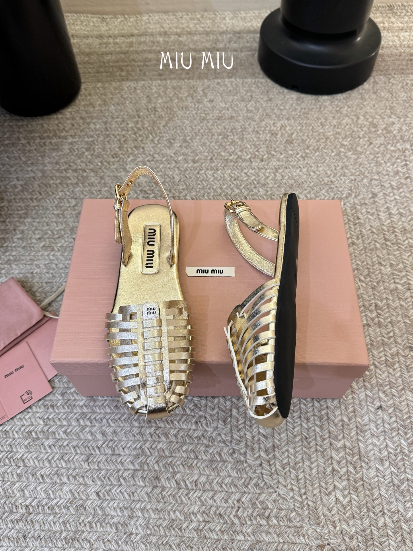 miumiu缪缪编织凉鞋鞋面：植鞣羊皮内里：羊皮鞋底：原版大底码数：35-39 （40可定做不退换）