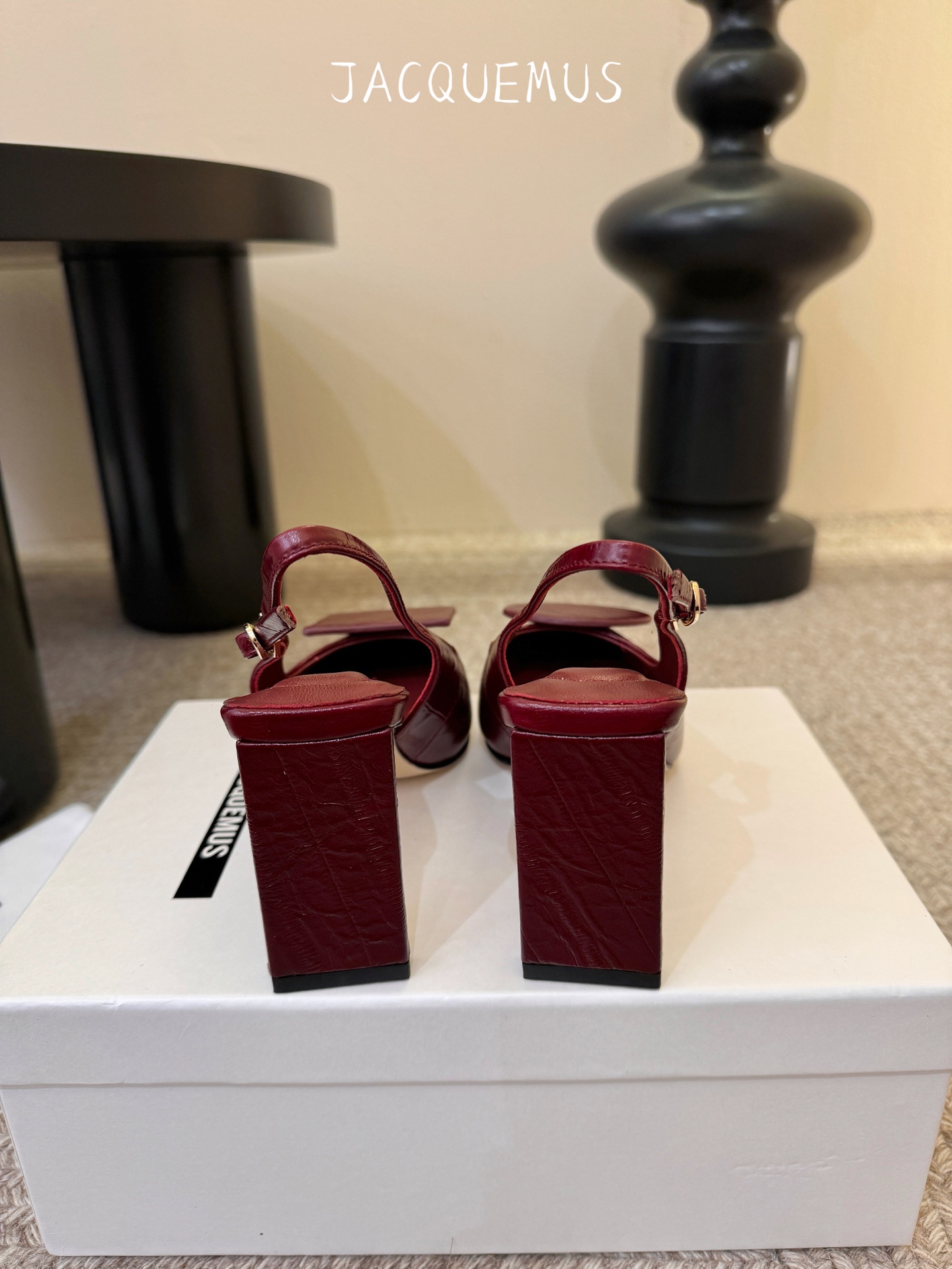 高跟JACQUEMU* 尖头后空凉鞋JACQUEMUS独特的方扣与圆扣设计，别致吸睛，尽品 优雅品味。细