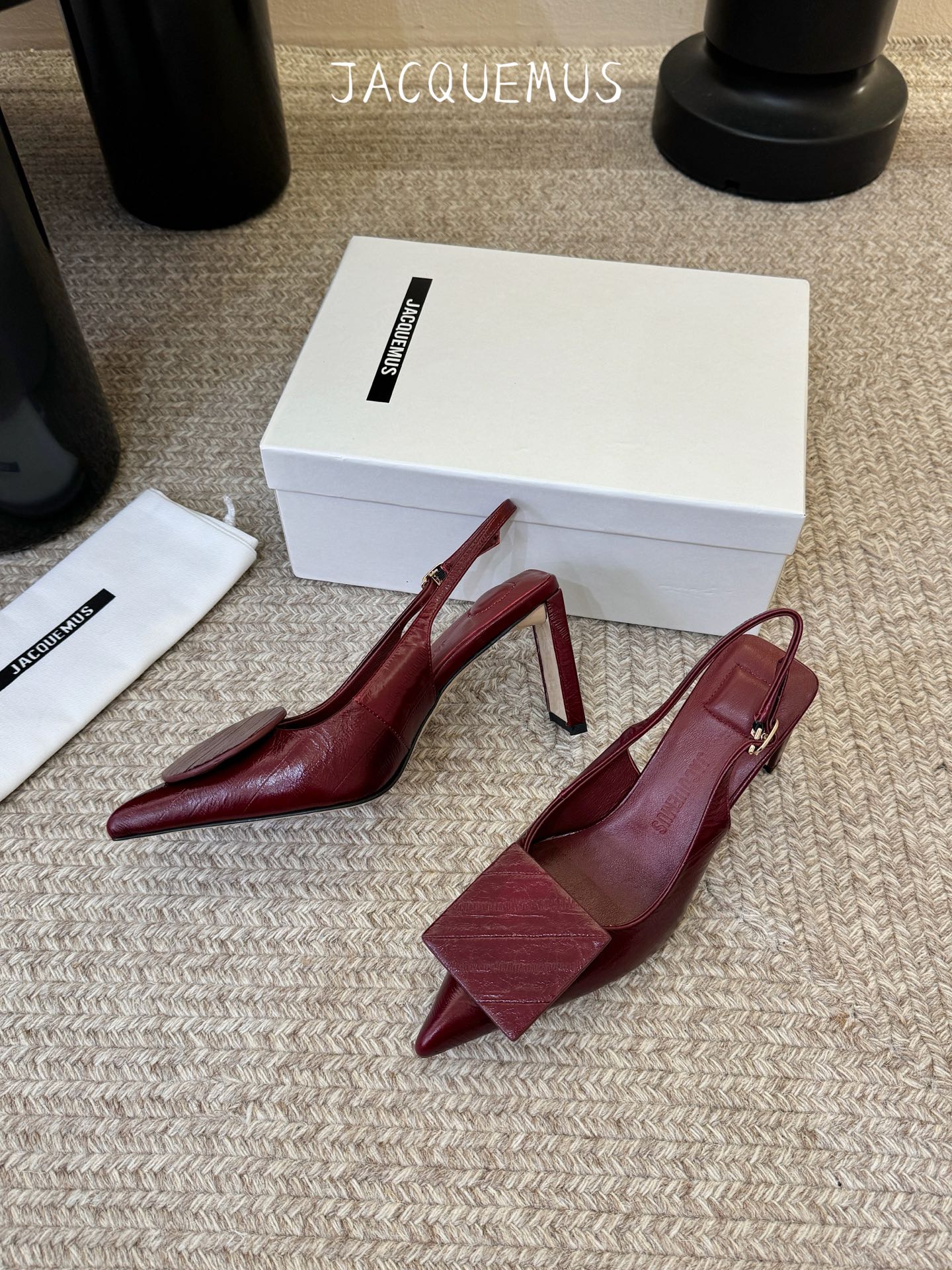 高跟JACQUEMU* 尖头后空凉鞋JACQUEMUS独特的方扣与圆扣设计，别致吸睛，尽品 优雅品味。细
