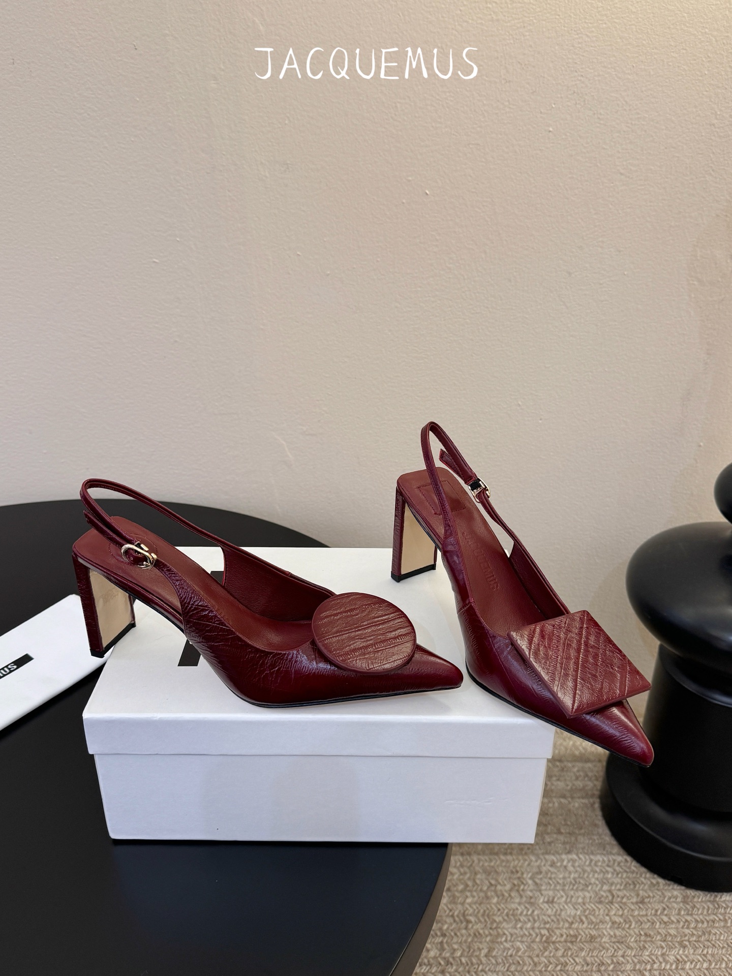 高跟JACQUEMU* 尖头后空凉鞋JACQUEMUS独特的方扣与圆扣设计，别致吸睛，尽品 优雅品味。细