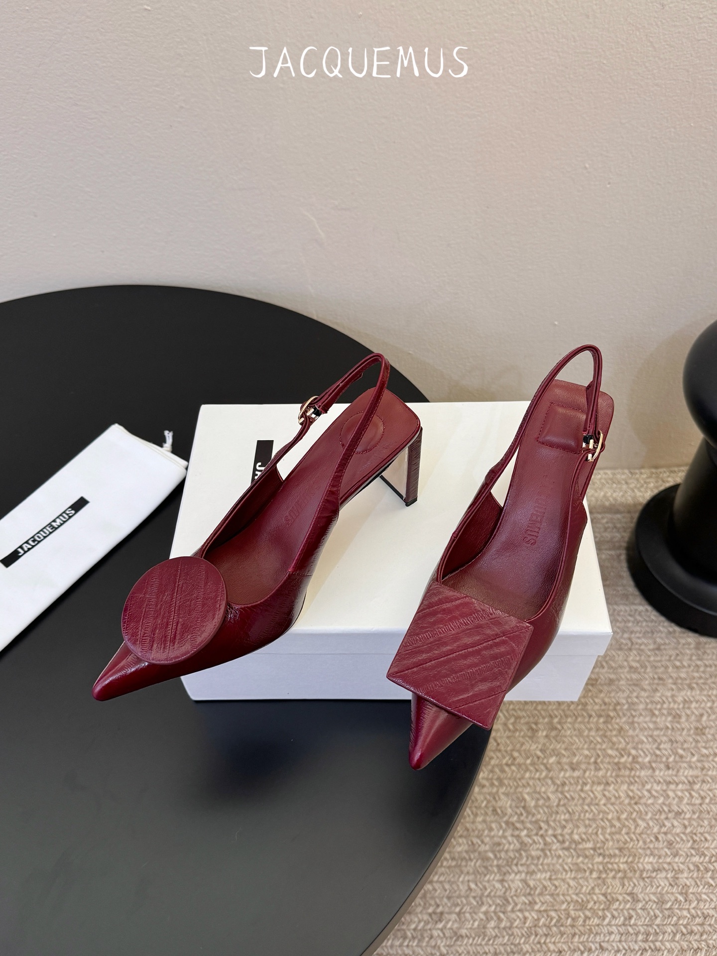高跟JACQUEMU* 尖头后空凉鞋JACQUEMUS独特的方扣与圆扣设计，别致吸睛，尽品 优雅品味。细
