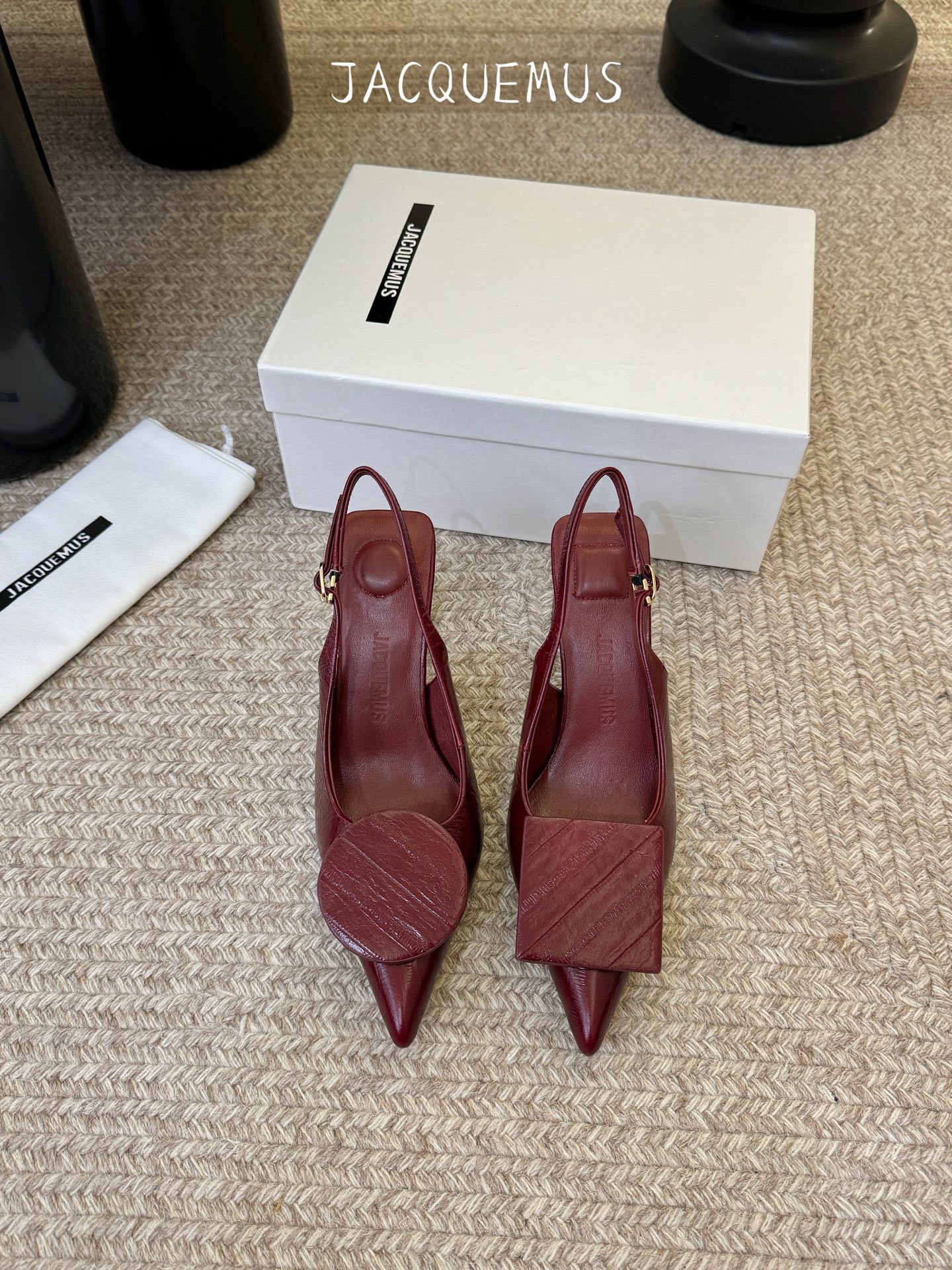 高跟JACQUEMU* 尖头后空凉鞋JACQUEMUS独特的方扣与圆扣设计，别致吸睛，尽品 优雅品味。细