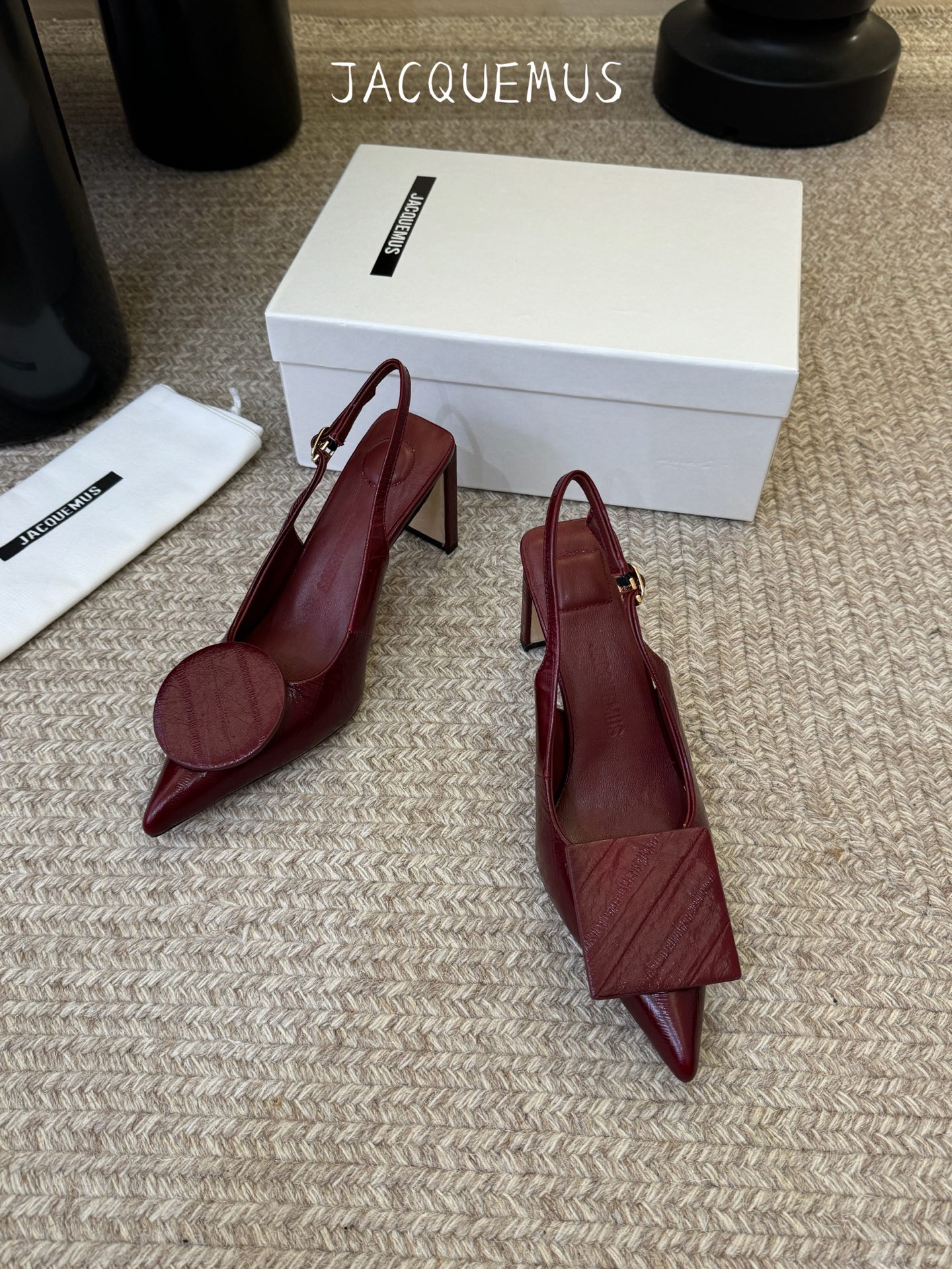 高跟JACQUEMU* 尖头后空凉鞋JACQUEMUS独特的方扣与圆扣设计，别致吸睛，尽品 优雅品味。细