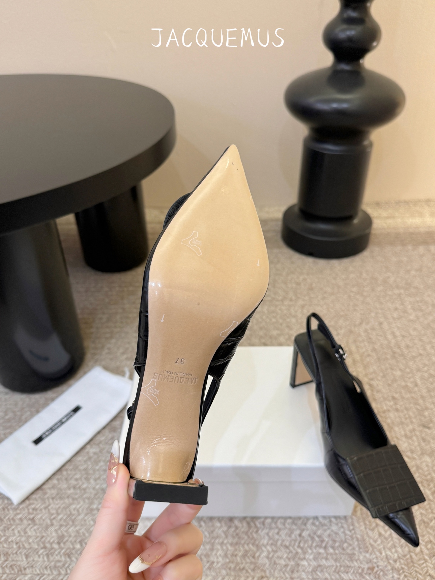 高跟JACQUEMU* 尖头后空凉鞋JACQUEMUS独特的方扣与圆扣设计，别致吸睛，尽品 优雅品味。细