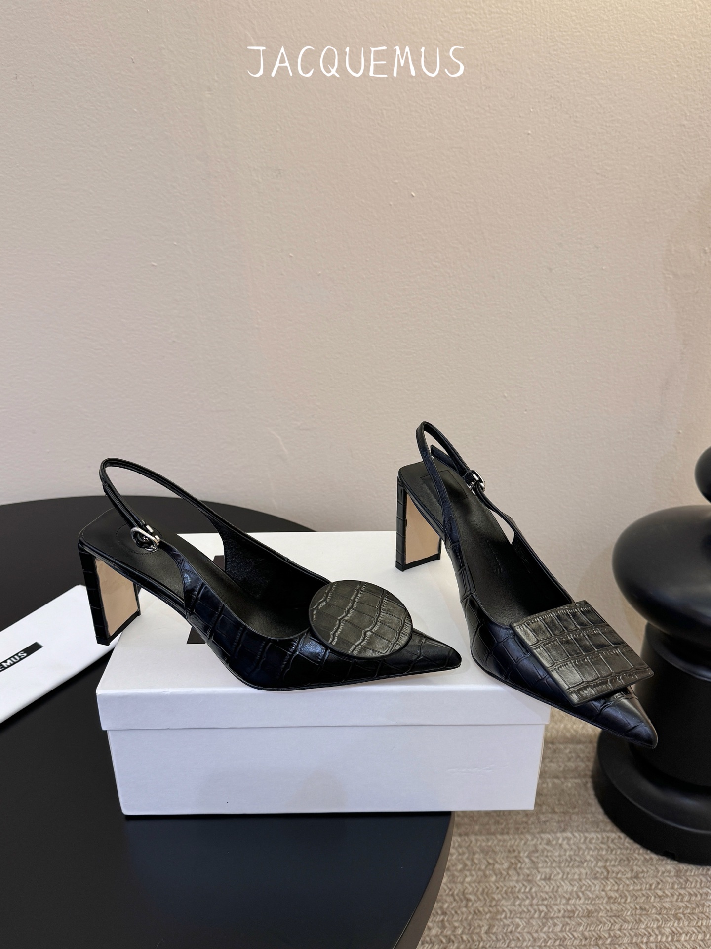 高跟JACQUEMU* 尖头后空凉鞋JACQUEMUS独特的方扣与圆扣设计，别致吸睛，尽品 优雅品味。细