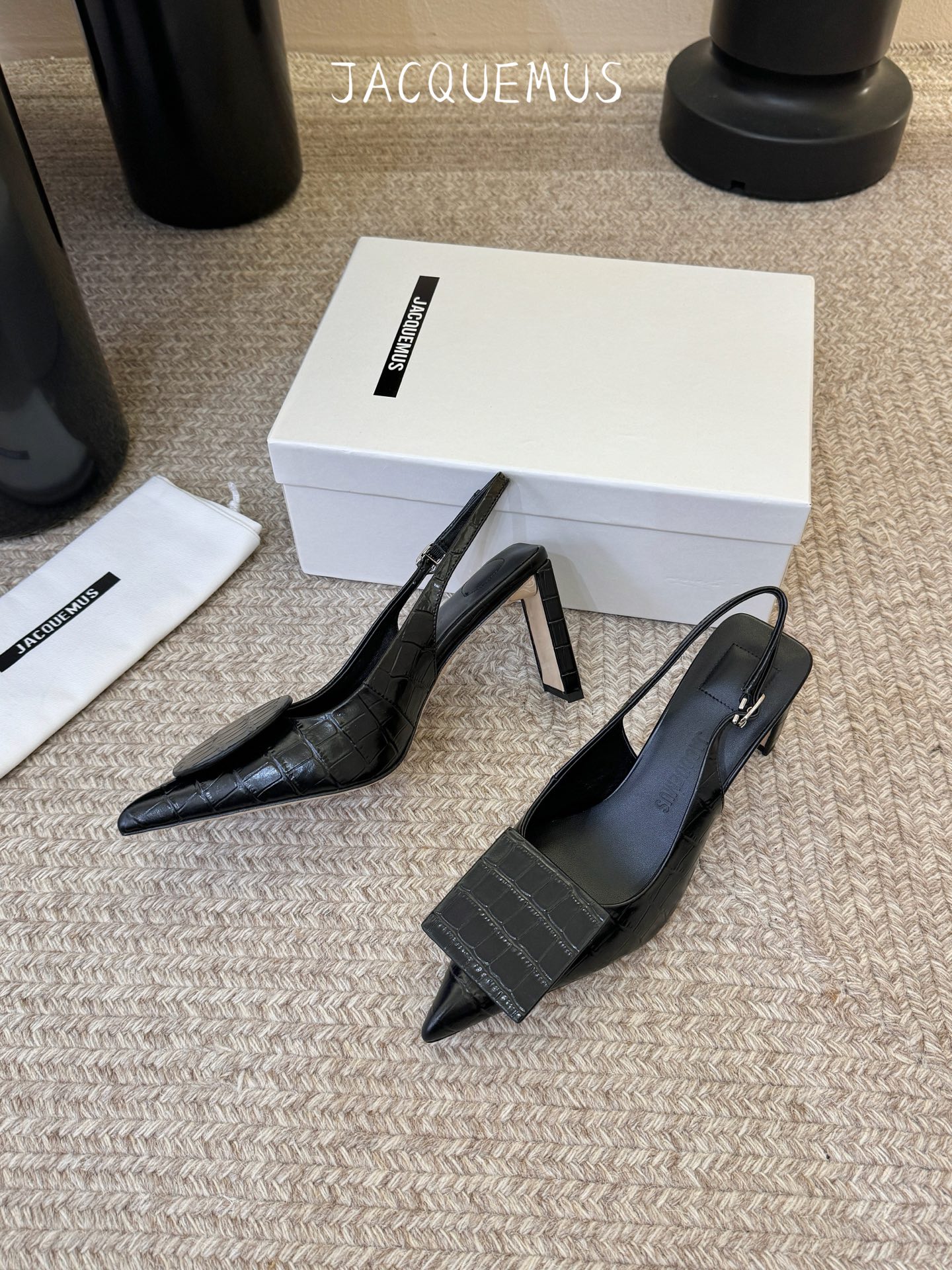 高跟JACQUEMU* 尖头后空凉鞋JACQUEMUS独特的方扣与圆扣设计，别致吸睛，尽品 优雅品味。细