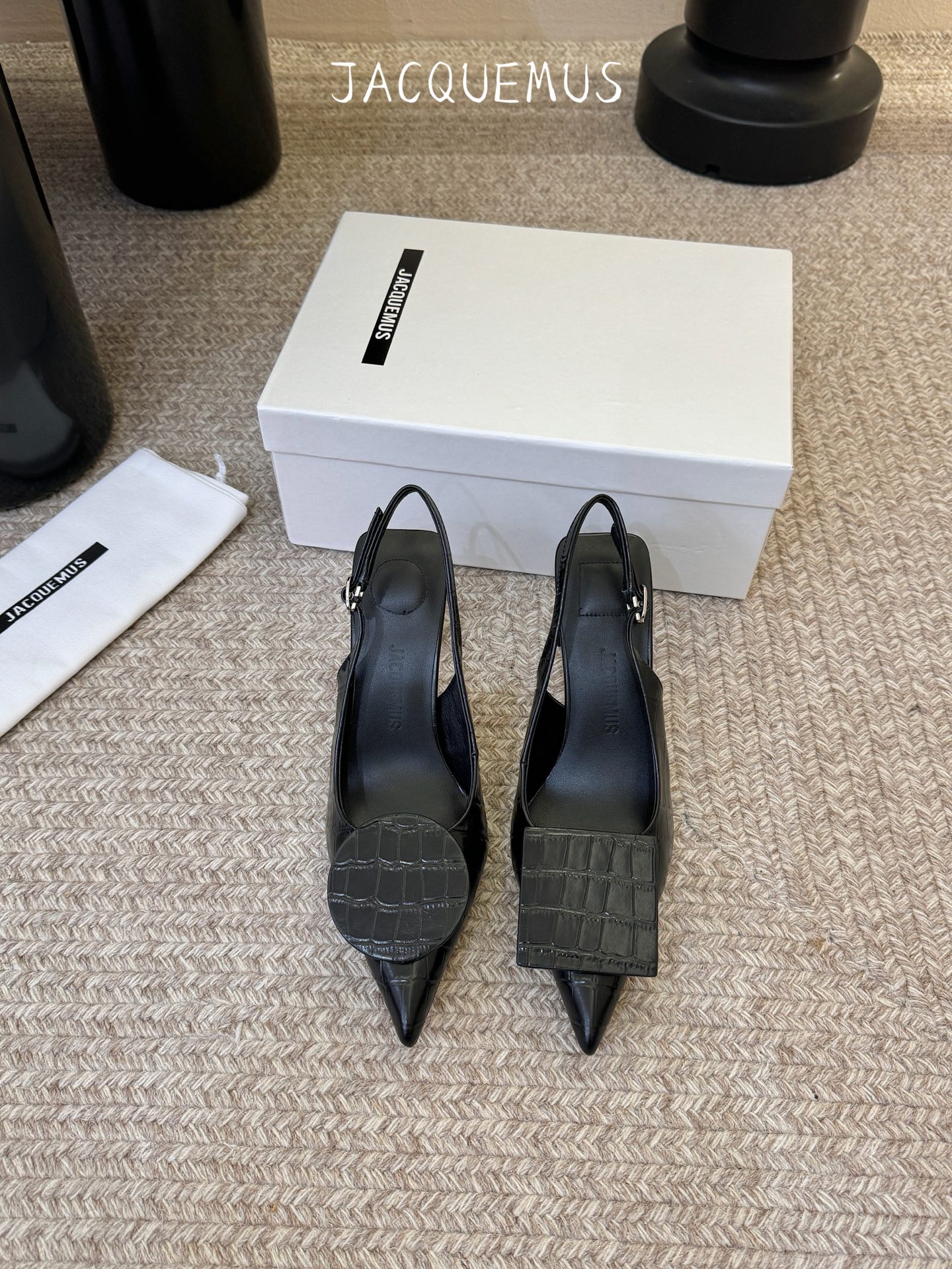 高跟JACQUEMU* 尖头后空凉鞋JACQUEMUS独特的方扣与圆扣设计，别致吸睛，尽品 优雅品味。细