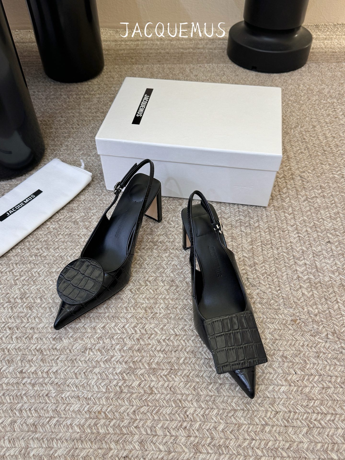 高跟JACQUEMU* 尖头后空凉鞋JACQUEMUS独特的方扣与圆扣设计，别致吸睛，尽品 优雅品味。细