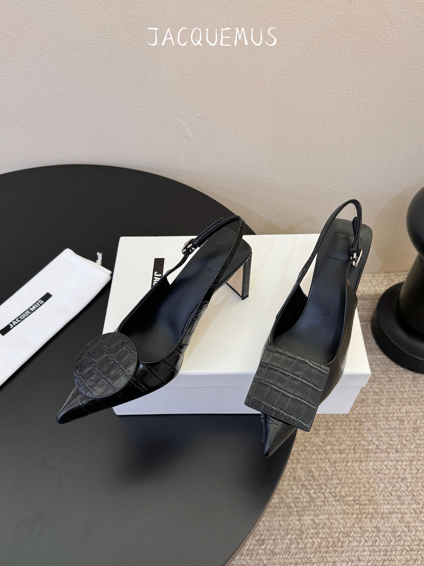 高跟JACQUEMU* 尖头后空凉鞋JACQUEMUS独特的方扣与圆扣设计，别致吸睛，尽品 优雅品味。细
