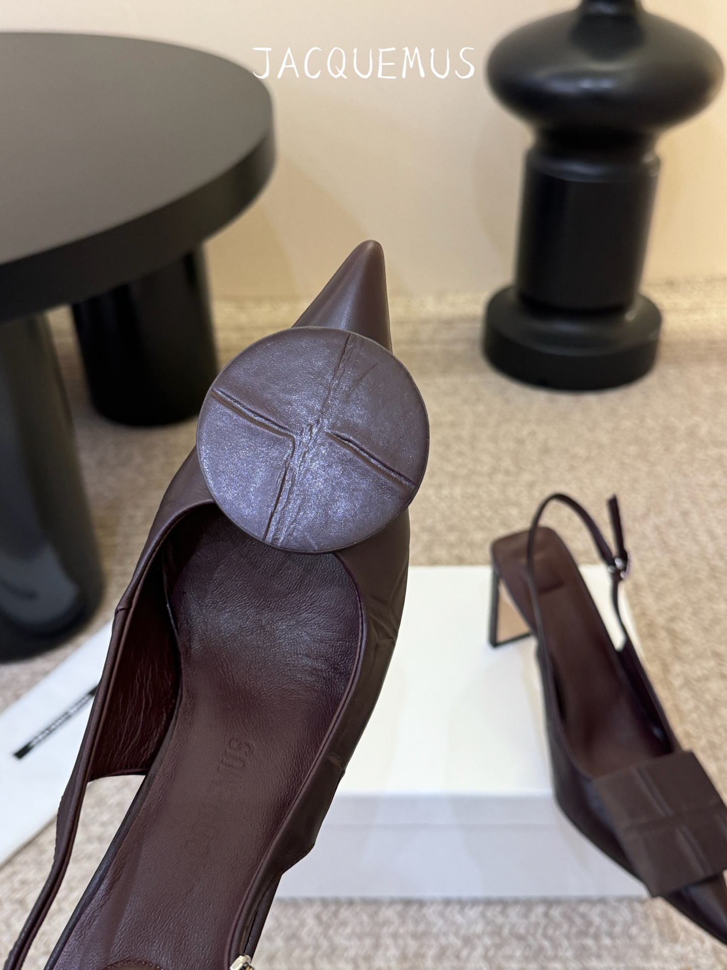 高跟JACQUEMU* 尖头后空凉鞋JACQUEMUS独特的方扣与圆扣设计，别致吸睛，尽品 优雅品味。细