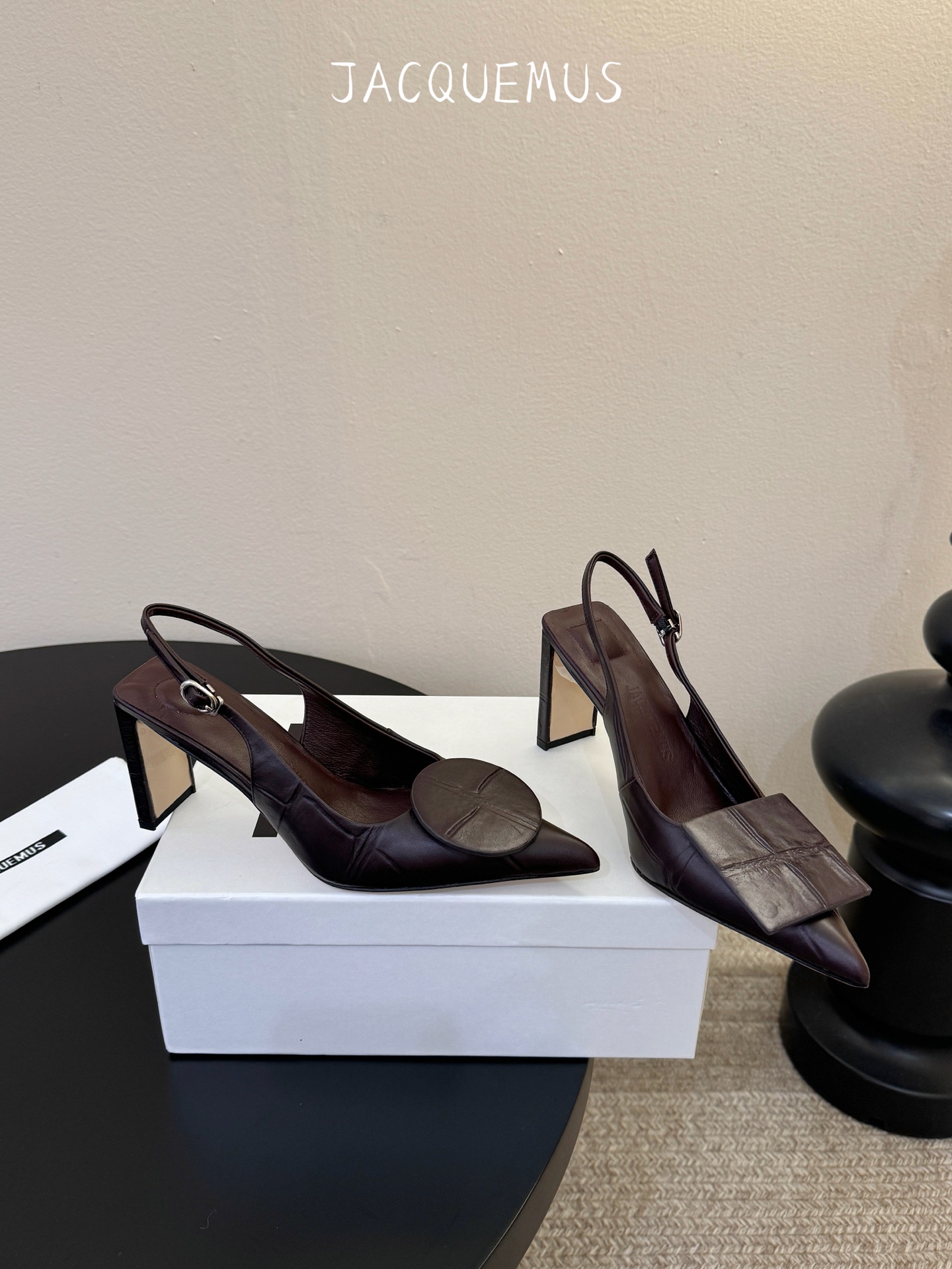 高跟JACQUEMU* 尖头后空凉鞋JACQUEMUS独特的方扣与圆扣设计，别致吸睛，尽品 优雅品味。细