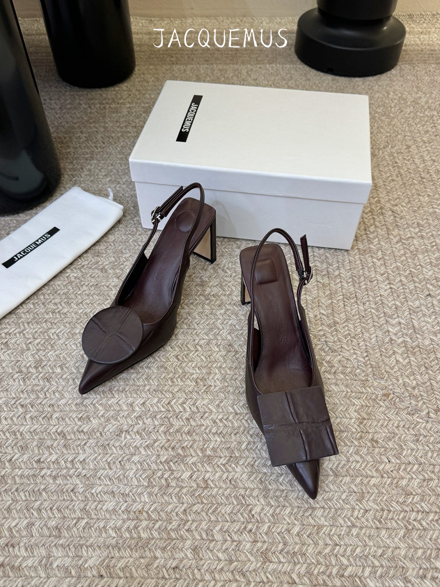高跟JACQUEMU* 尖头后空凉鞋JACQUEMUS独特的方扣与圆扣设计，别致吸睛，尽品 优雅品味。细