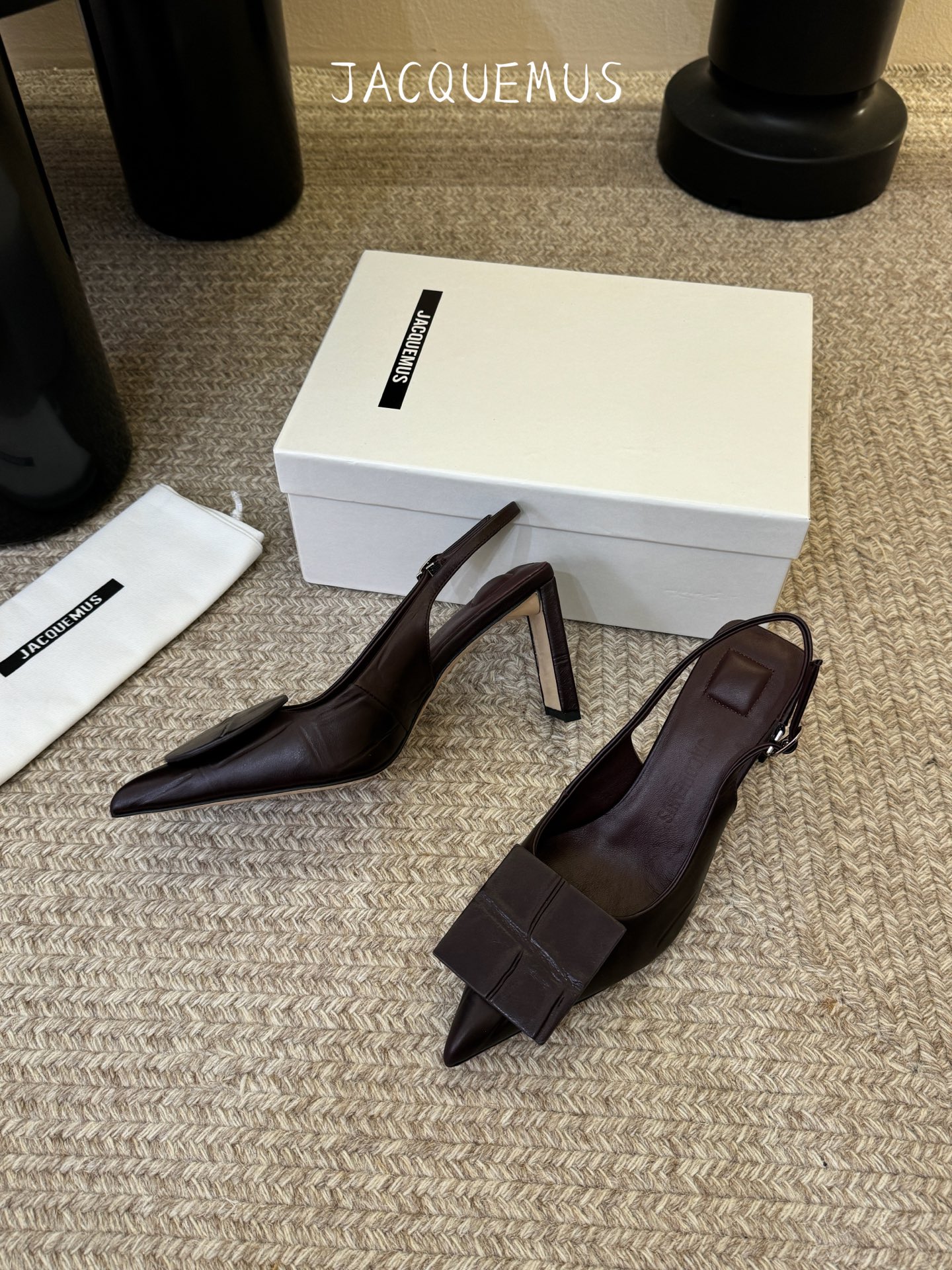 高跟JACQUEMU* 尖头后空凉鞋JACQUEMUS独特的方扣与圆扣设计，别致吸睛，尽品 优雅品味。细