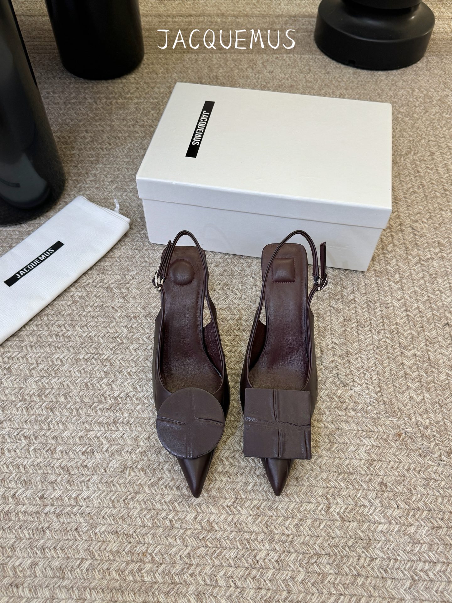 高跟JACQUEMU* 尖头后空凉鞋JACQUEMUS独特的方扣与圆扣设计，别致吸睛，尽品 优雅品味。细