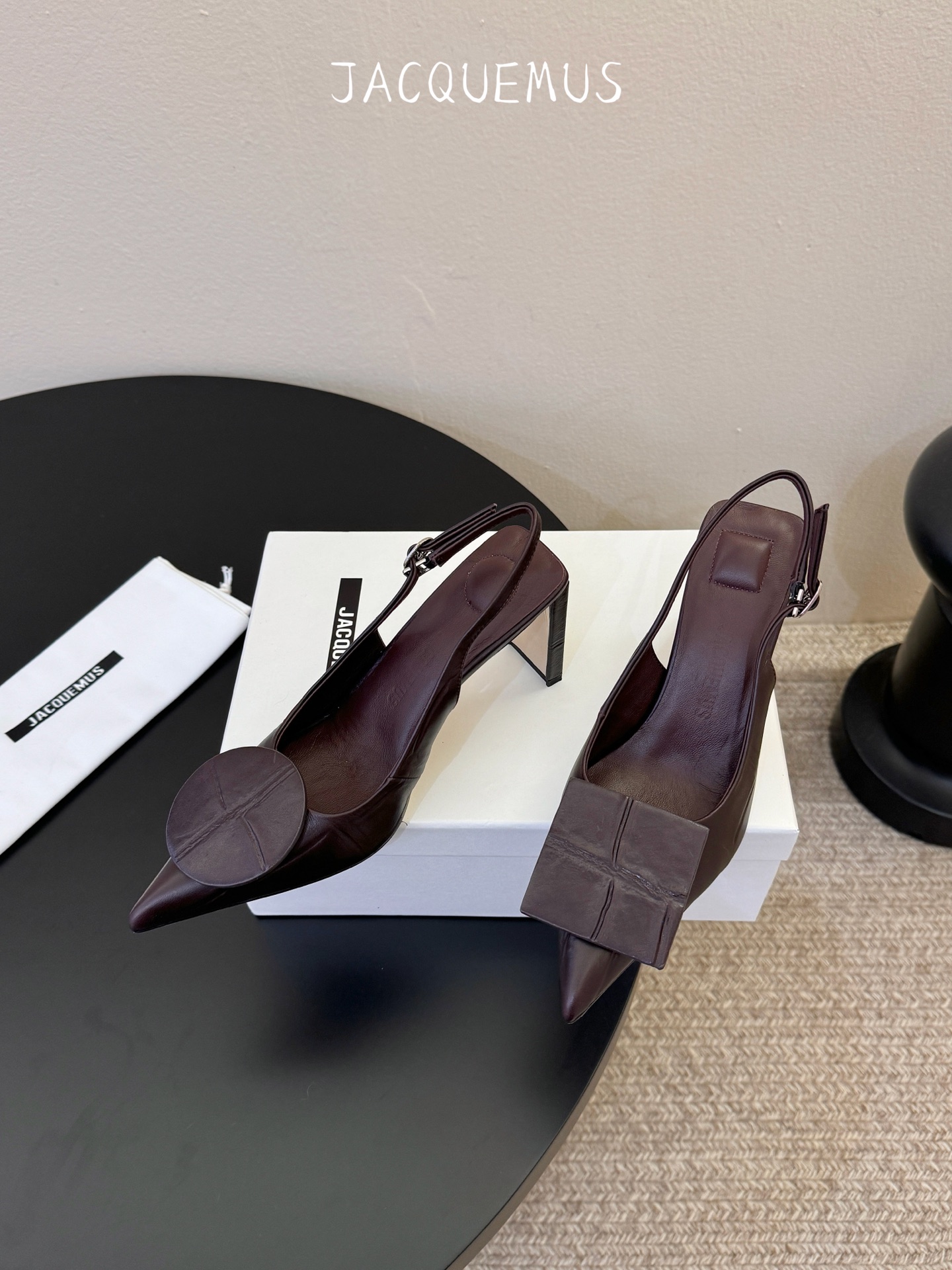 高跟JACQUEMU* 尖头后空凉鞋JACQUEMUS独特的方扣与圆扣设计，别致吸睛，尽品 优雅品味。细