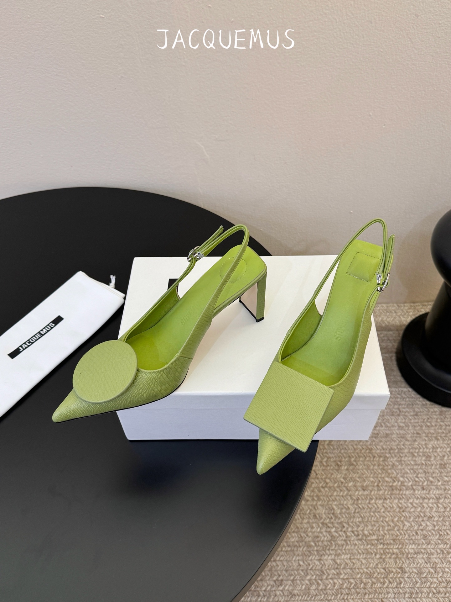 高跟JACQUEMU* 尖头后空凉鞋JACQUEMUS独特的方扣与圆扣设计，别致吸睛，尽品 优雅品味。细
