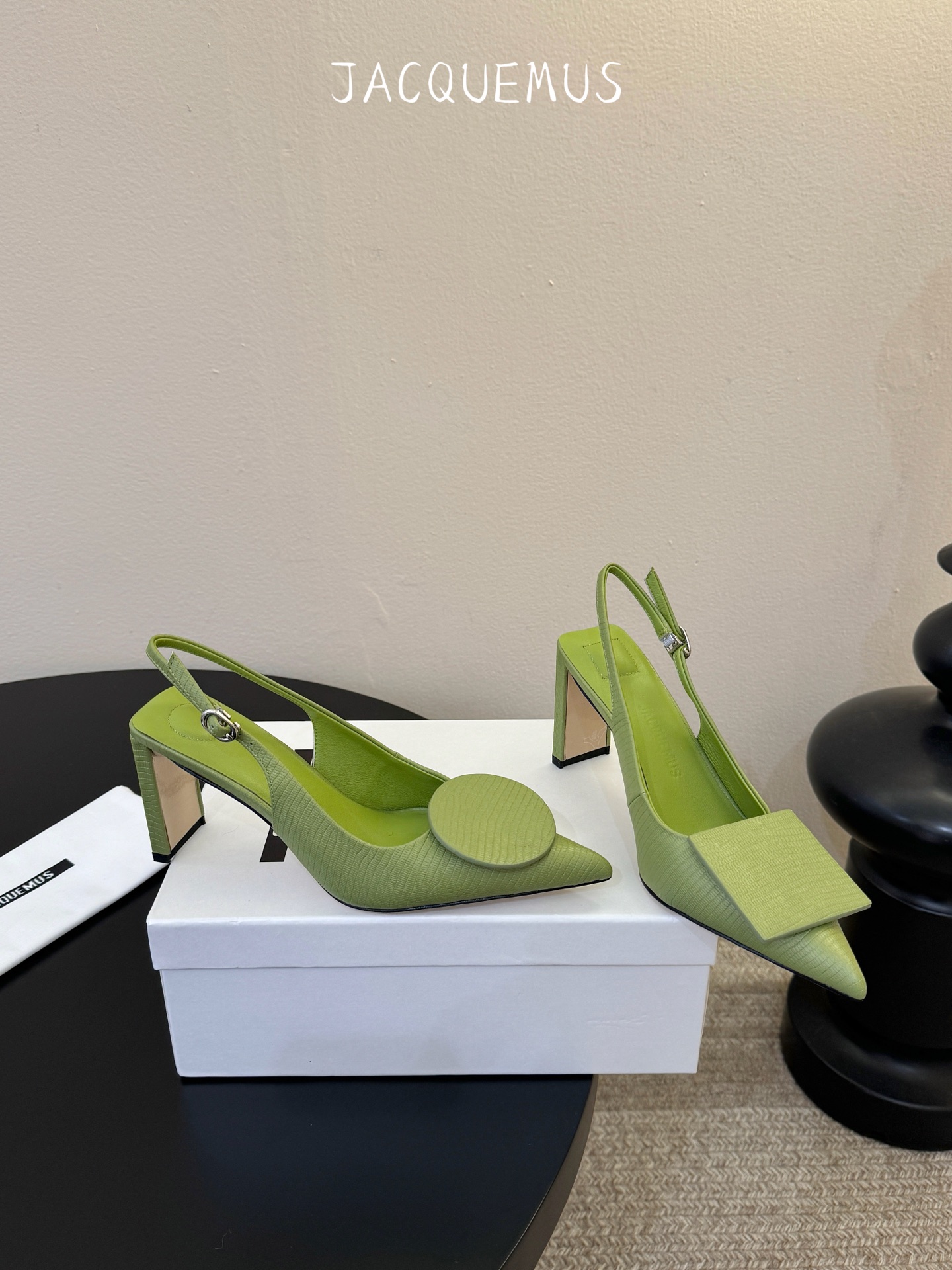 高跟JACQUEMU* 尖头后空凉鞋JACQUEMUS独特的方扣与圆扣设计，别致吸睛，尽品 优雅品味。细
