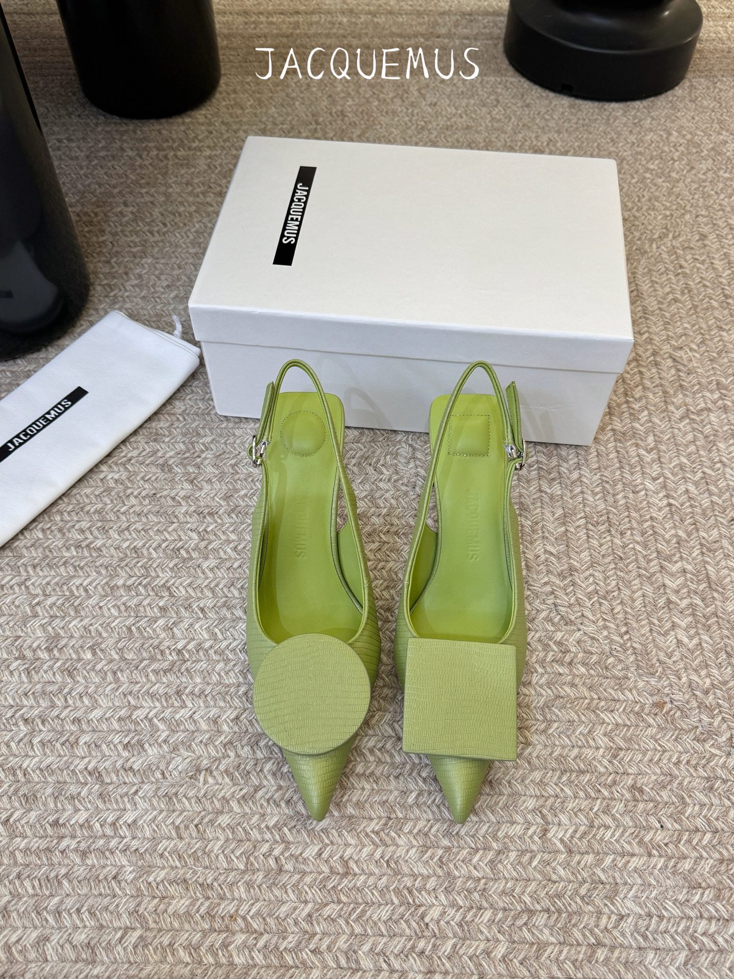 高跟JACQUEMU* 尖头后空凉鞋JACQUEMUS独特的方扣与圆扣设计，别致吸睛，尽品 优雅品味。细