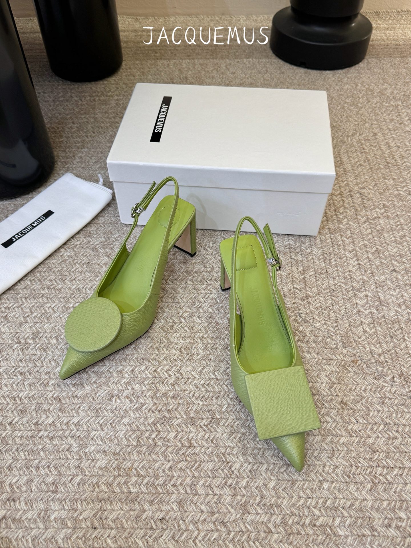 高跟JACQUEMU* 尖头后空凉鞋JACQUEMUS独特的方扣与圆扣设计，别致吸睛，尽品 优雅品味。细