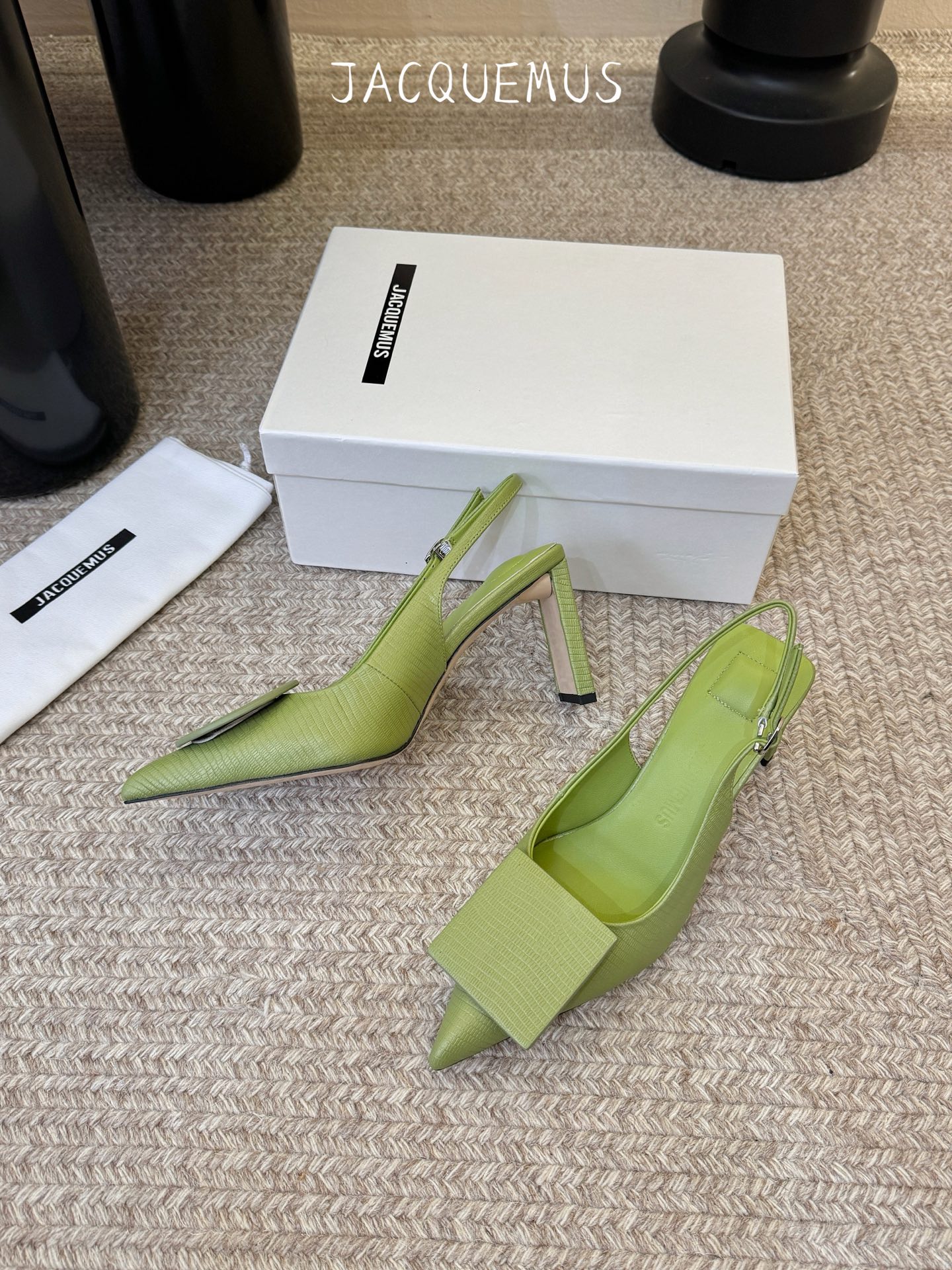 高跟JACQUEMU* 尖头后空凉鞋JACQUEMUS独特的方扣与圆扣设计，别致吸睛，尽品 优雅品味。细