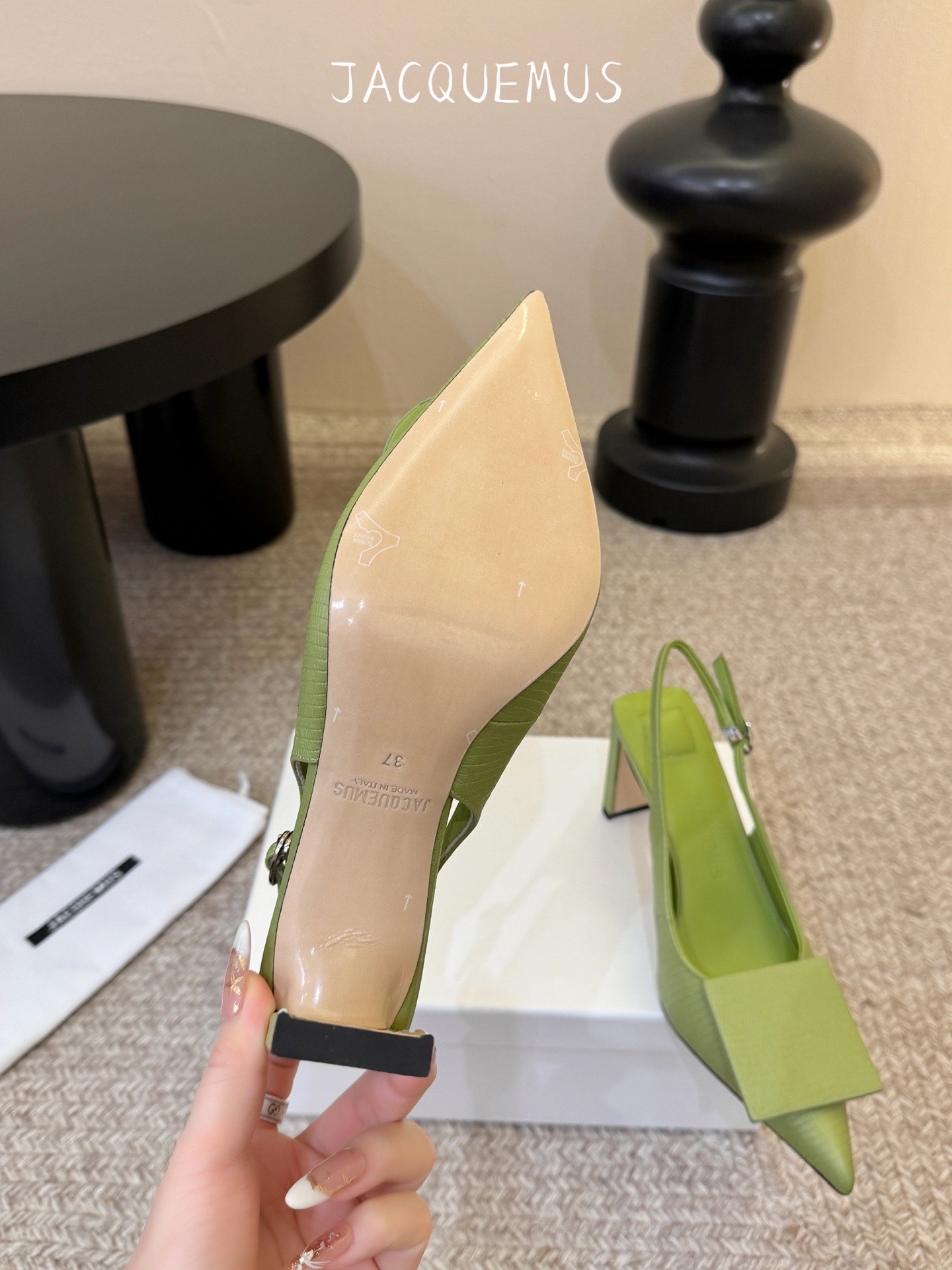 高跟JACQUEMU* 尖头后空凉鞋JACQUEMUS独特的方扣与圆扣设计，别致吸睛，尽品 优雅品味。细