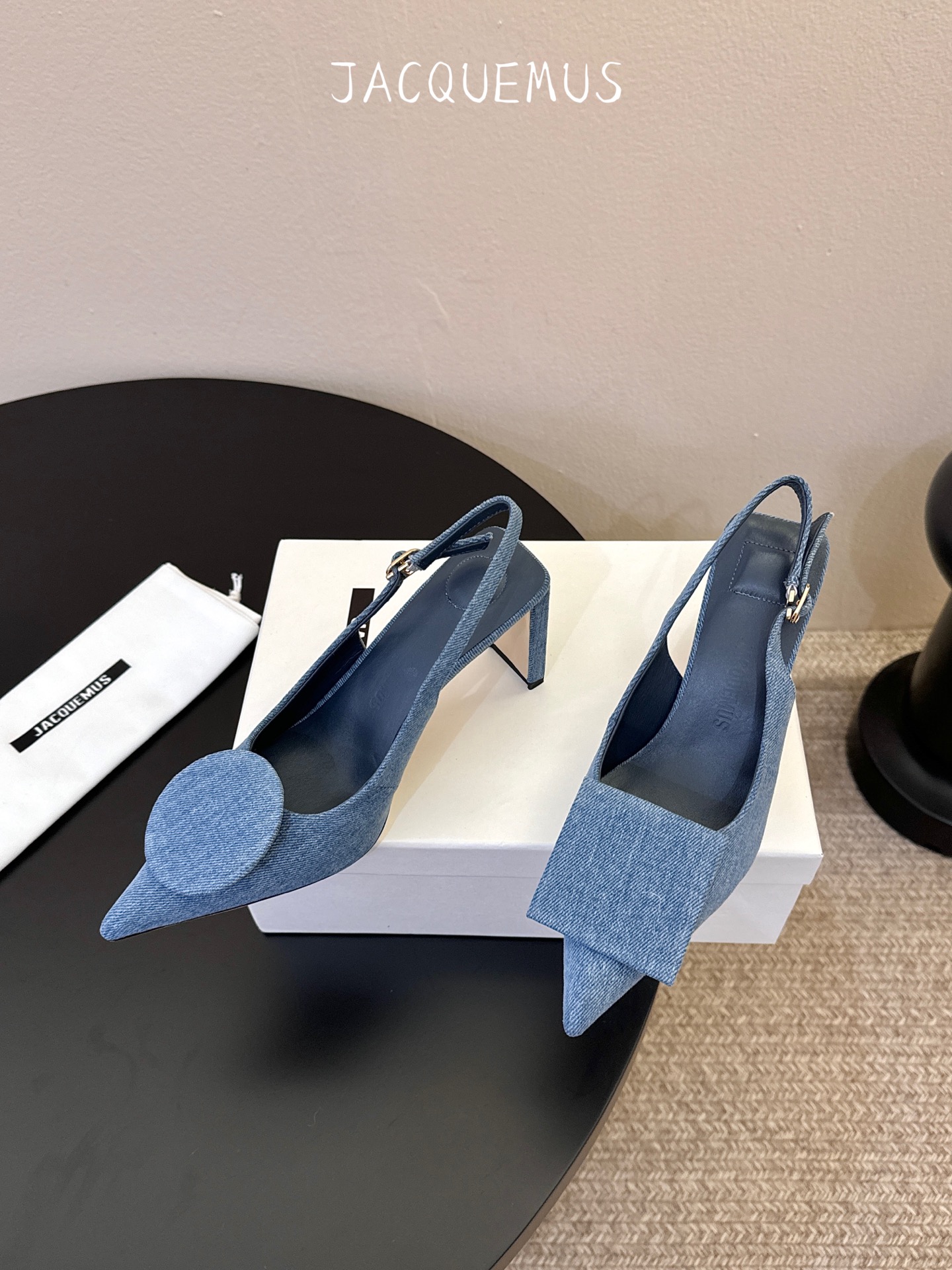 高跟JACQUEMU* 尖头后空凉鞋JACQUEMUS独特的方扣与圆扣设计，别致吸睛，尽品 优雅品味。细