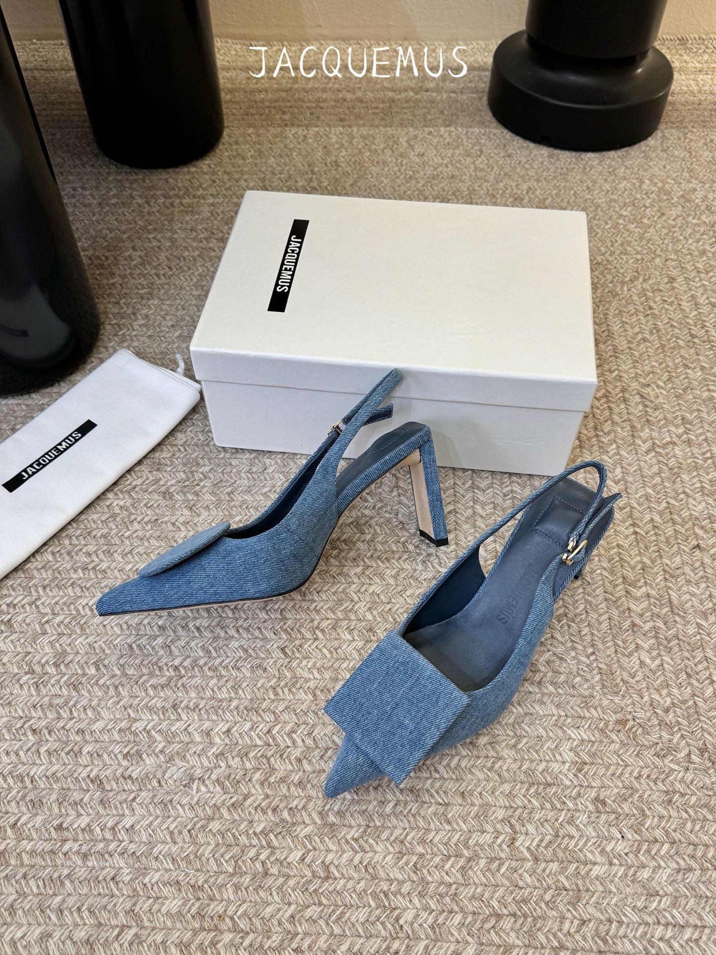 高跟JACQUEMU* 尖头后空凉鞋JACQUEMUS独特的方扣与圆扣设计，别致吸睛，尽品 优雅品味。细