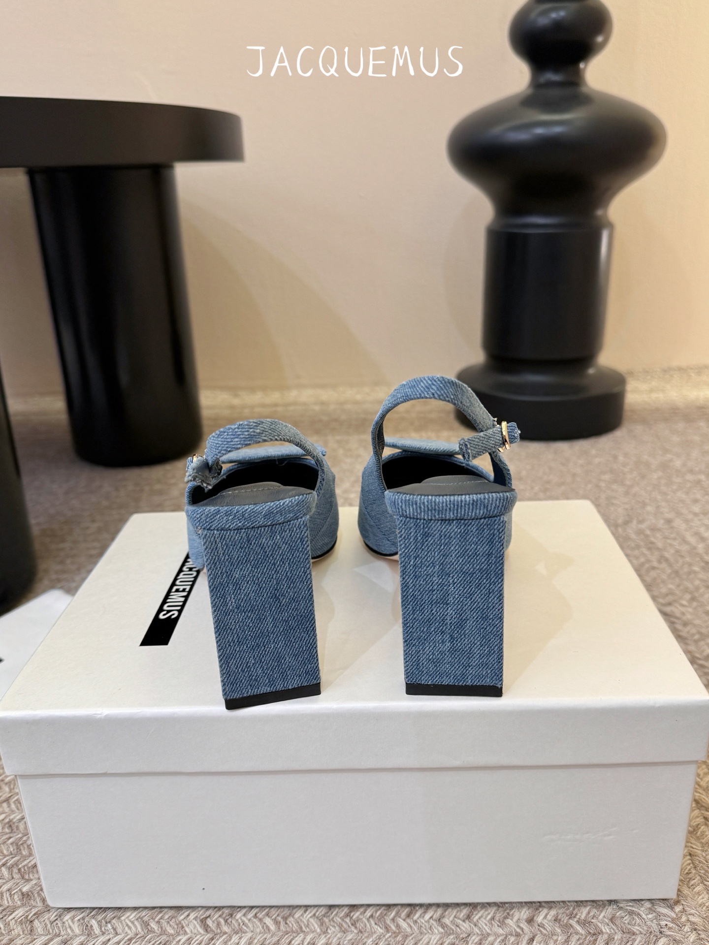 高跟JACQUEMU* 尖头后空凉鞋JACQUEMUS独特的方扣与圆扣设计，别致吸睛，尽品 优雅品味。细