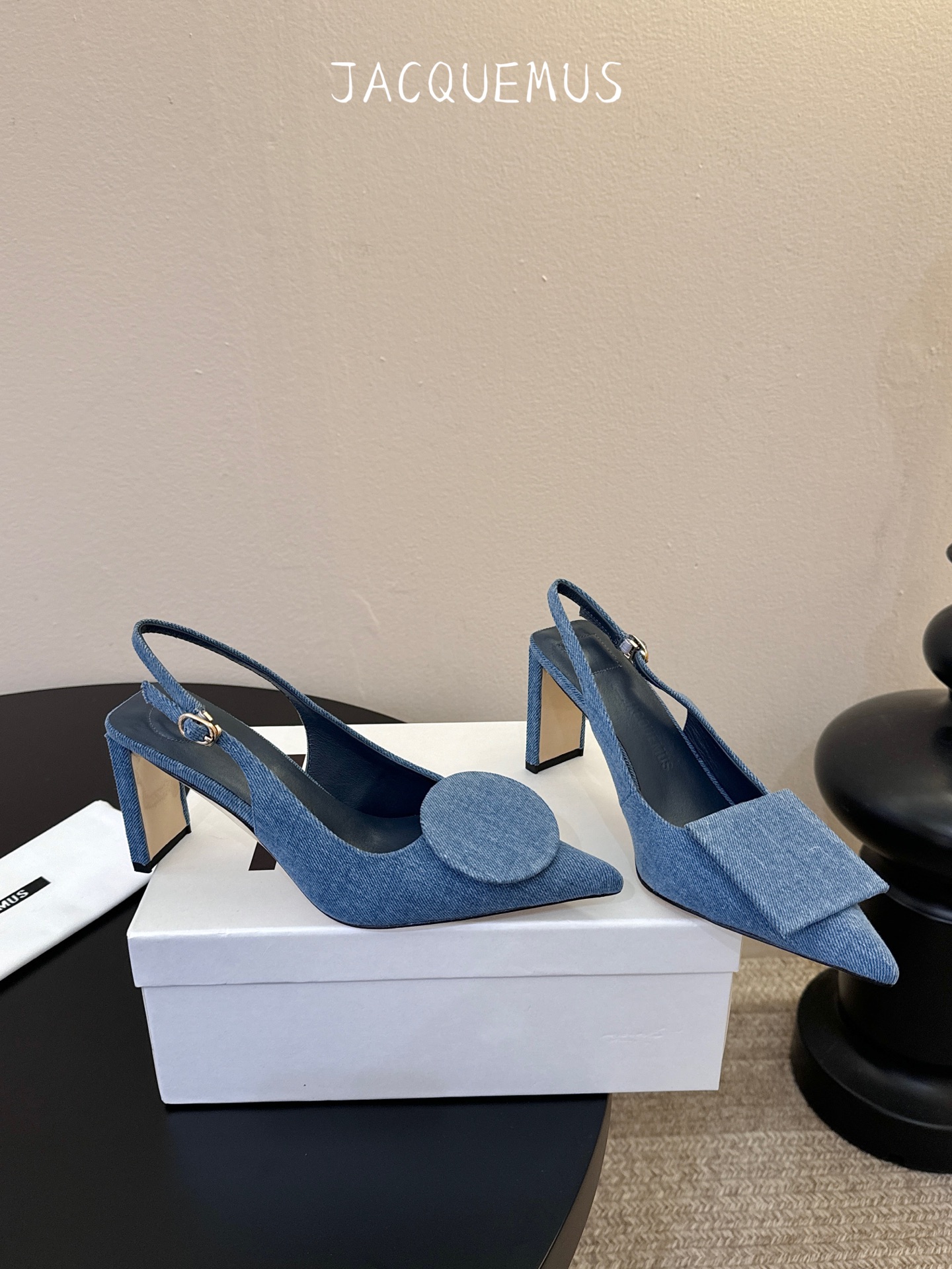 高跟JACQUEMU* 尖头后空凉鞋JACQUEMUS独特的方扣与圆扣设计，别致吸睛，尽品 优雅品味。细
