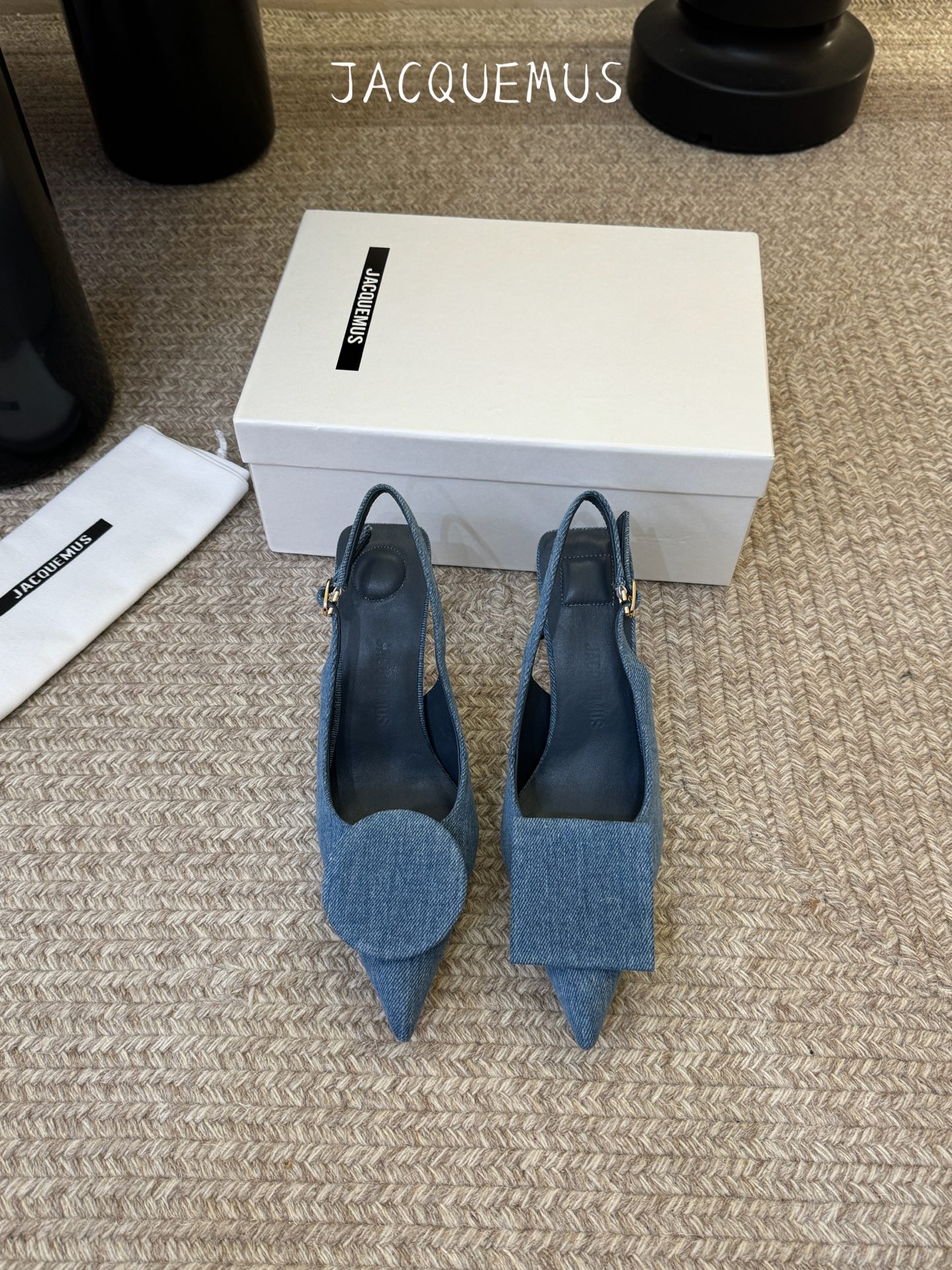 高跟JACQUEMU* 尖头后空凉鞋JACQUEMUS独特的方扣与圆扣设计，别致吸睛，尽品 优雅品味。细