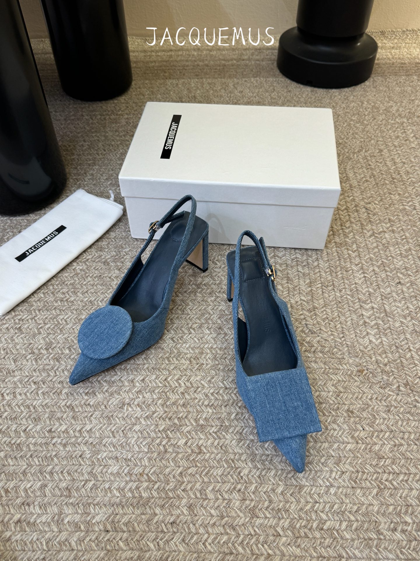 高跟JACQUEMU* 尖头后空凉鞋JACQUEMUS独特的方扣与圆扣设计，别致吸睛，尽品 优雅品味。细