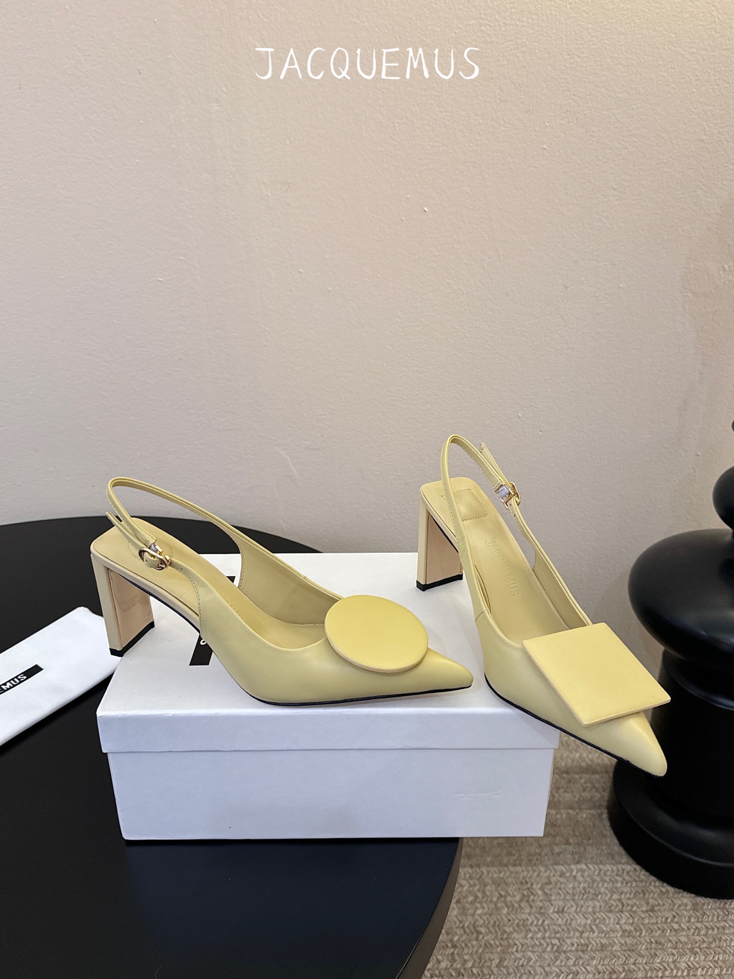 高跟JACQUEMU* 尖头后空凉鞋JACQUEMUS独特的方扣与圆扣设计，别致吸睛，尽品 优雅品味。细