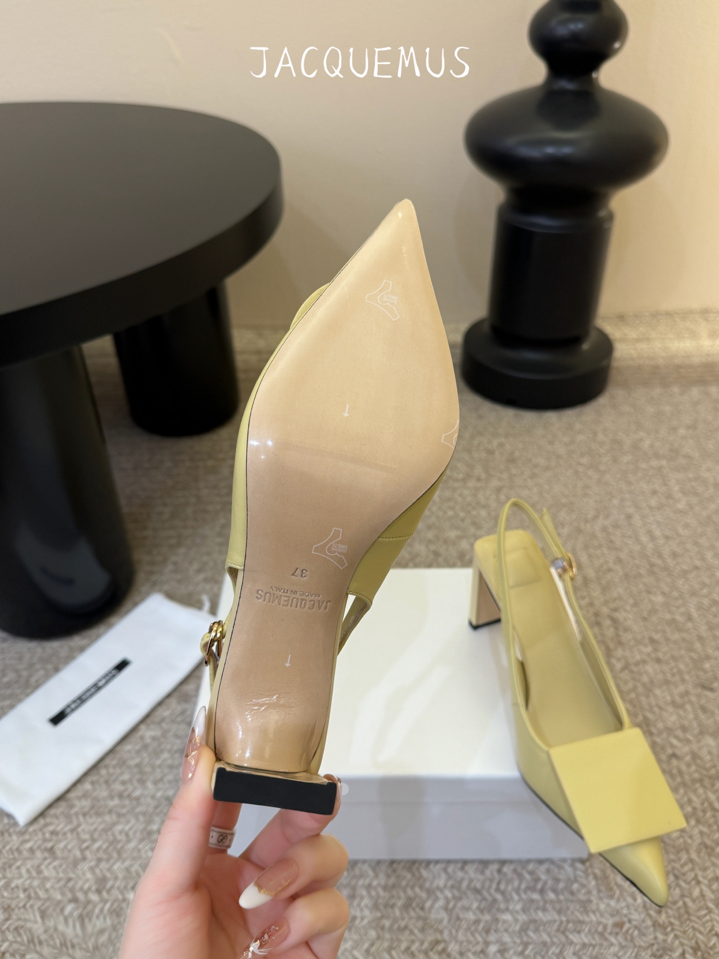 高跟JACQUEMU* 尖头后空凉鞋JACQUEMUS独特的方扣与圆扣设计，别致吸睛，尽品 优雅品味。细