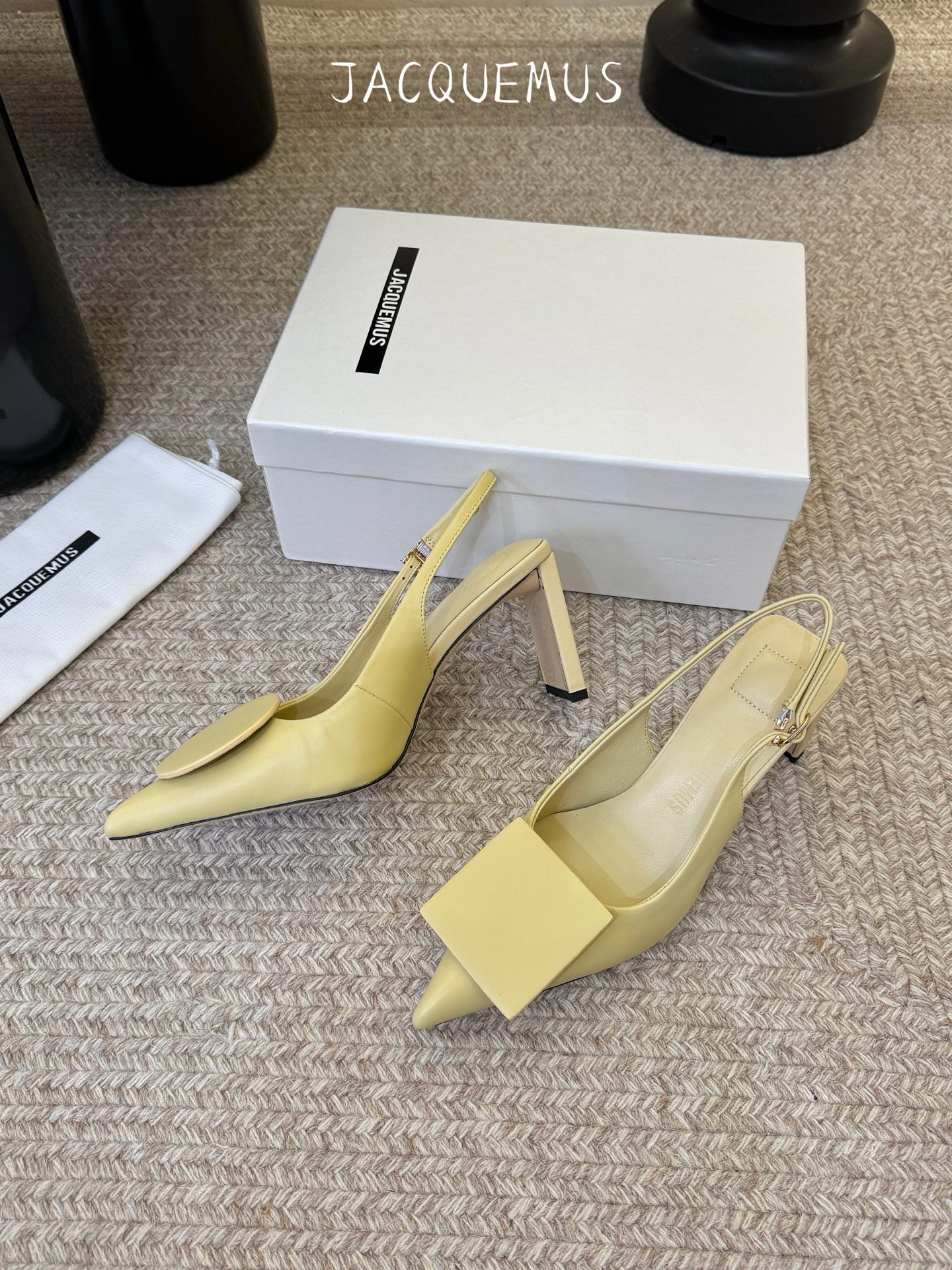 高跟JACQUEMU* 尖头后空凉鞋JACQUEMUS独特的方扣与圆扣设计，别致吸睛，尽品 优雅品味。细